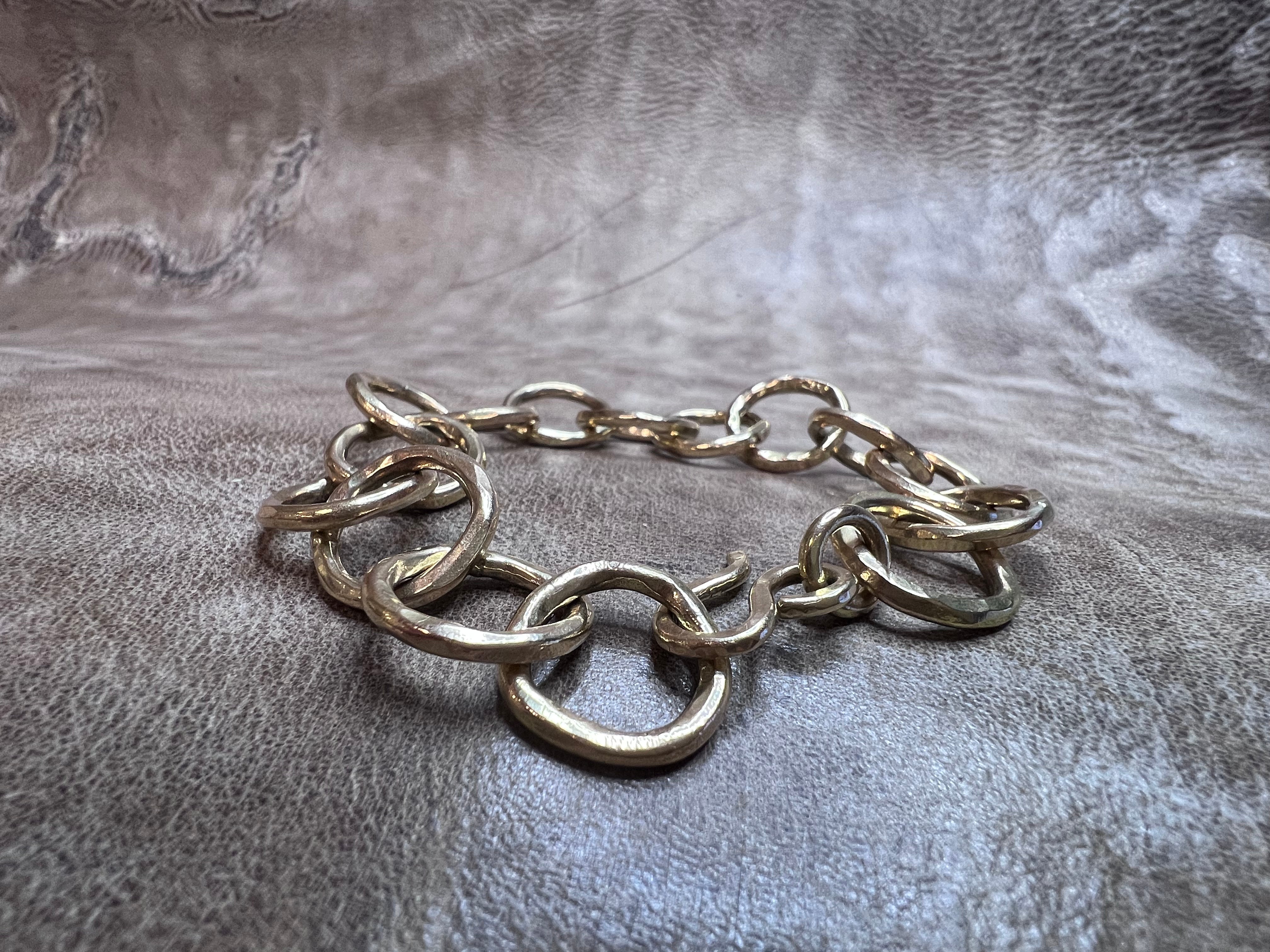 Unika armbånd af kraftige runde guld ringe