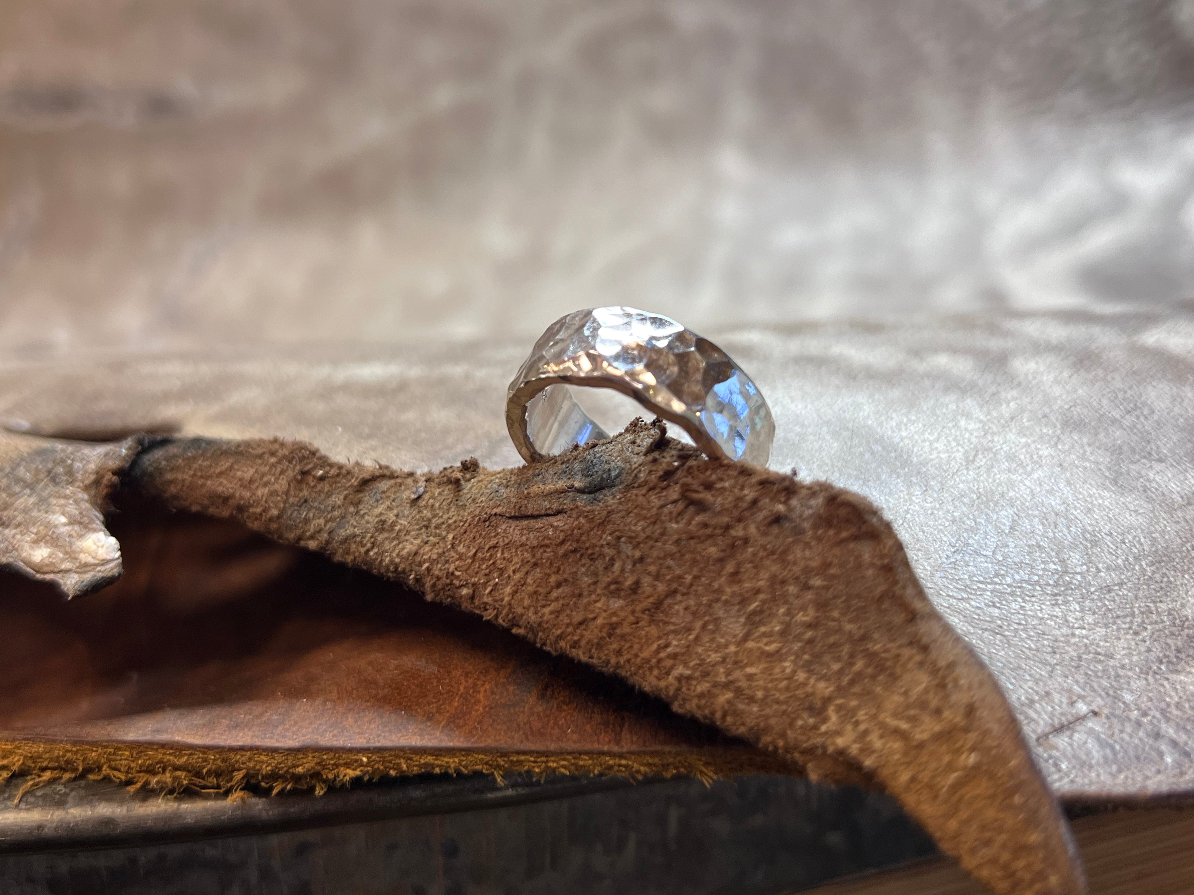 Sølv ring Kant 9x2 mm med hammerslået overflade