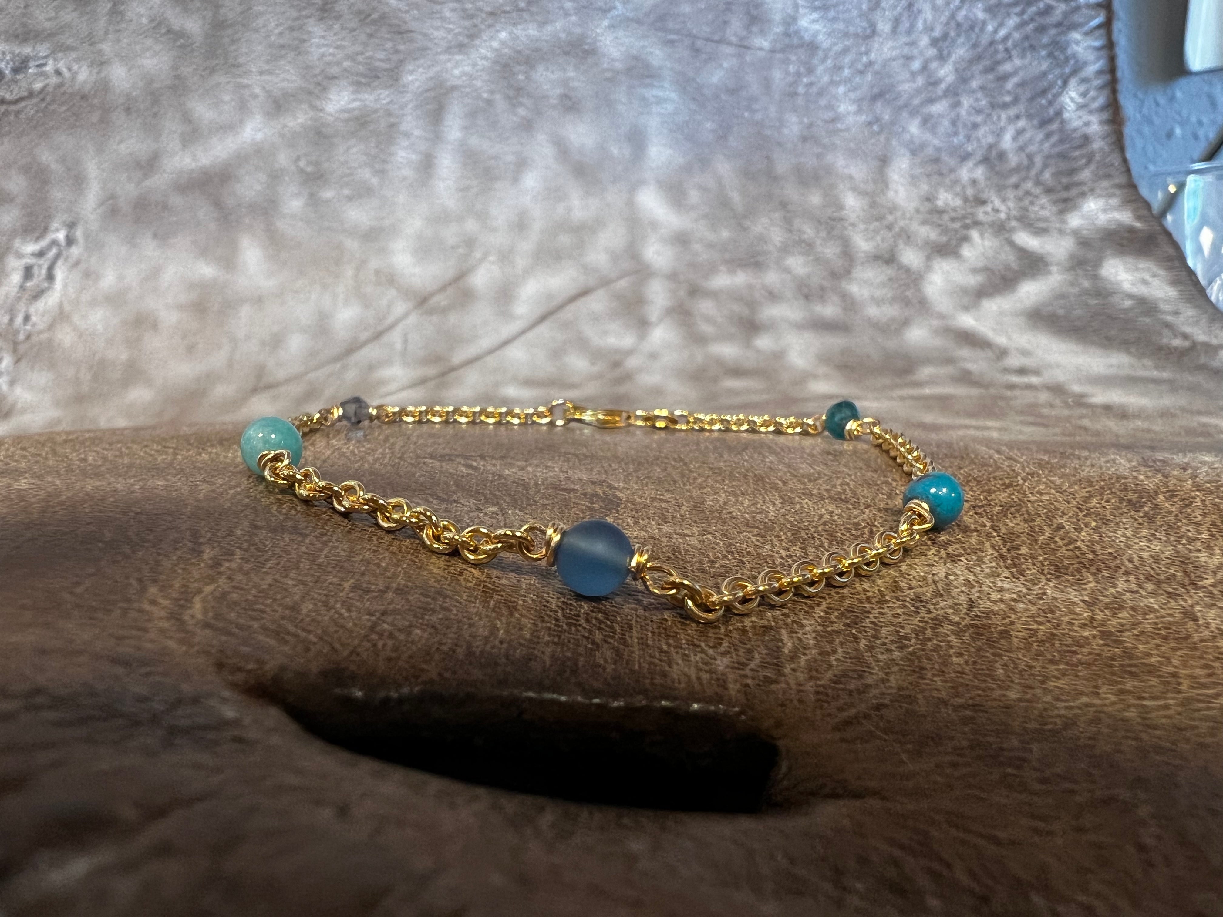 At hoppe ødemark om Pinocchio armbånd i guld med blå sten – Keilberg Smykker