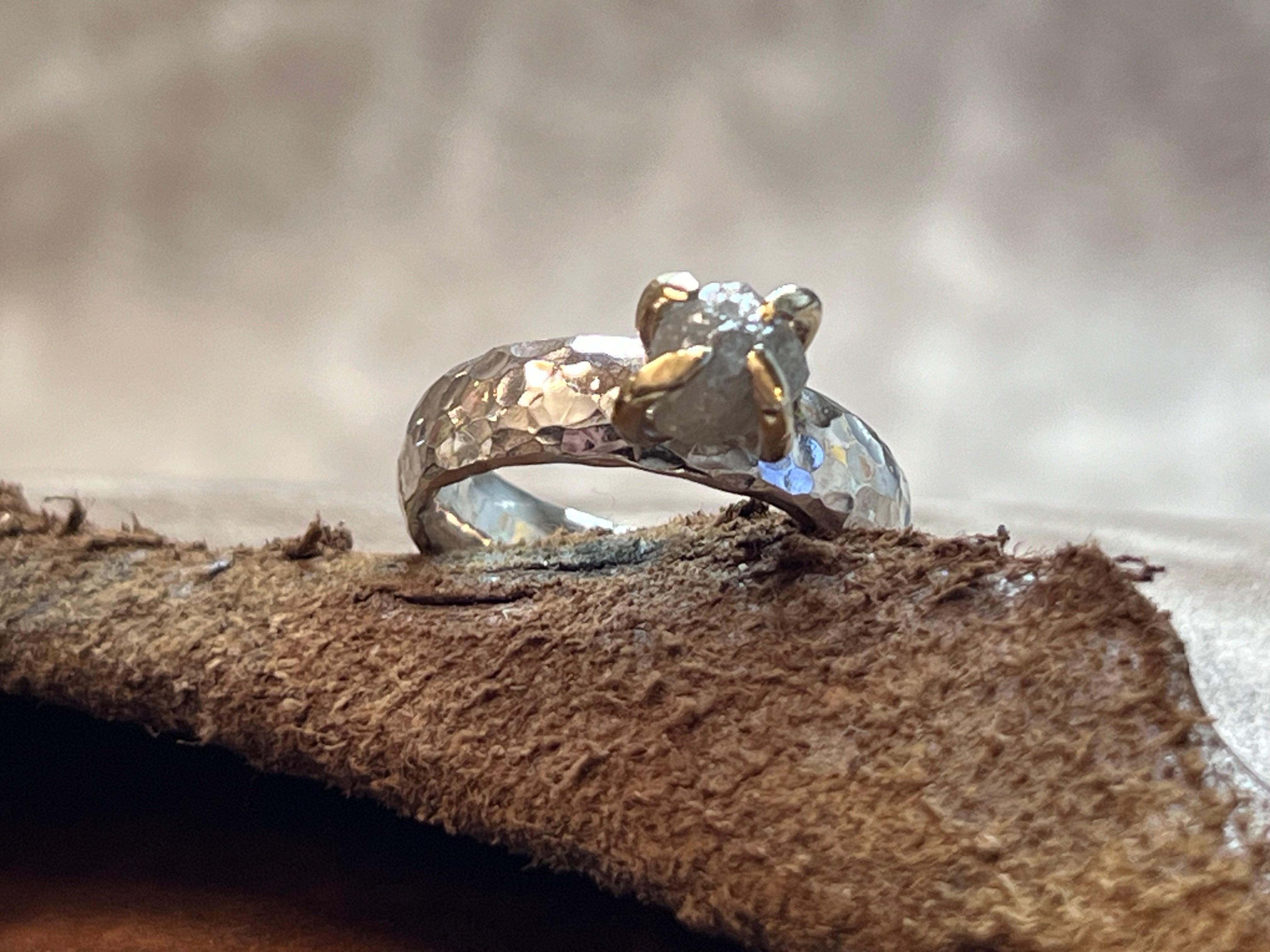 Kraftig rustik ring med rå diamant fattet i guldgrabber