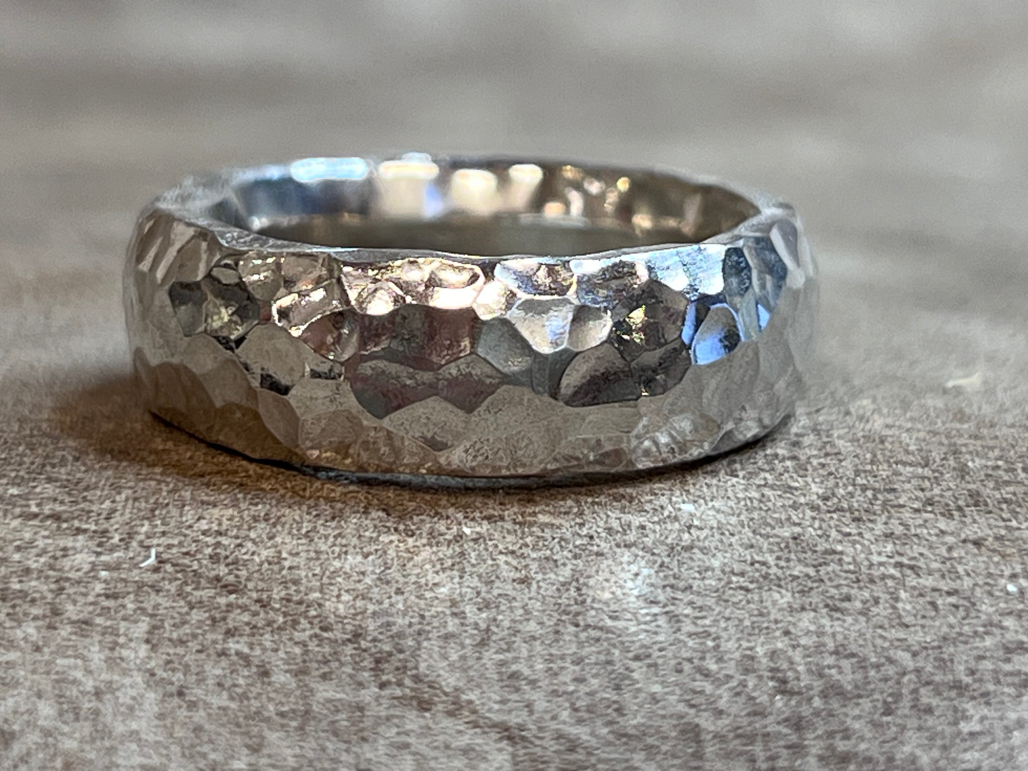 Sølv ring oval 8x4 mm med hammerslået overflade