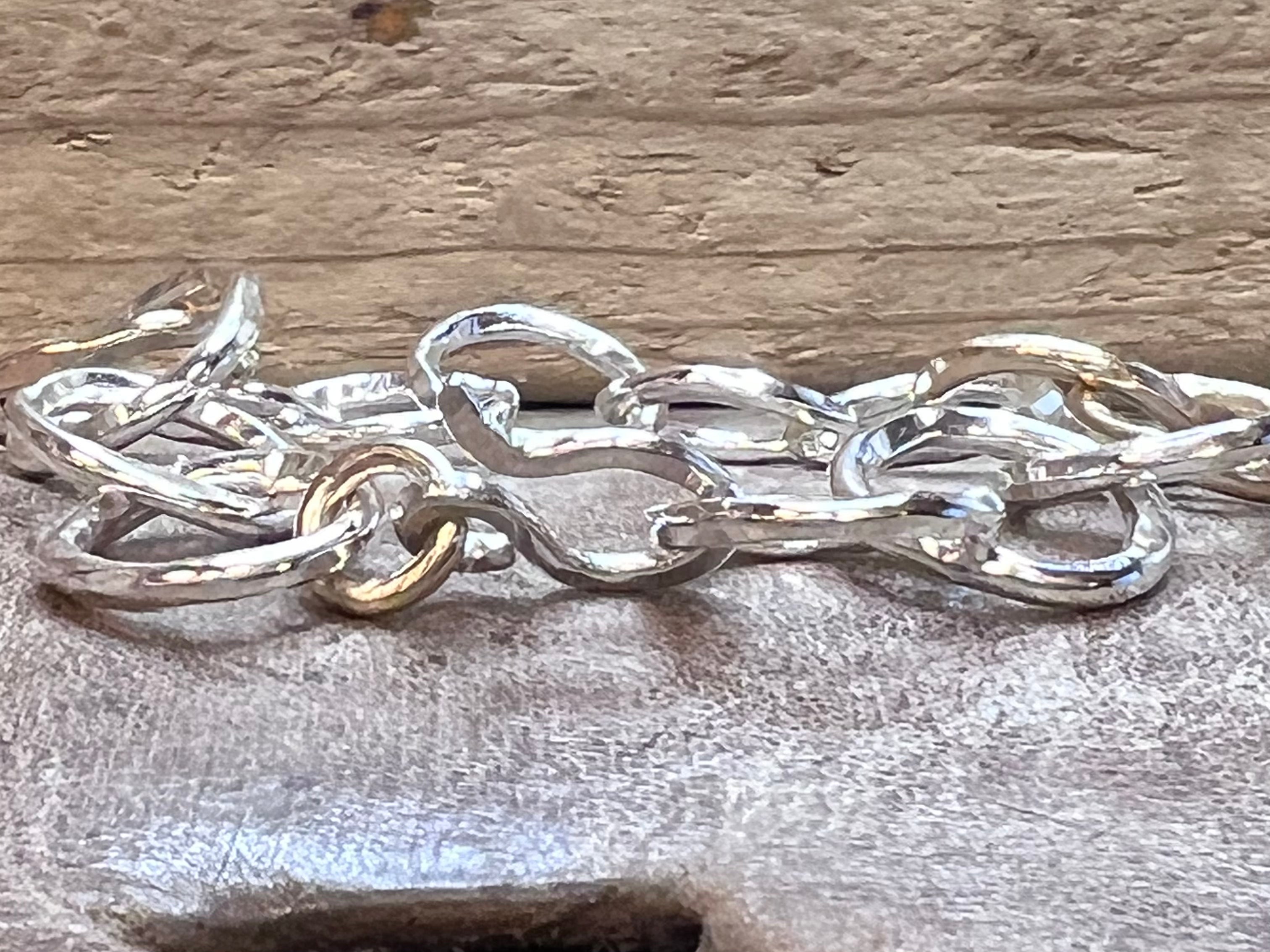 Unika armbånd af kratige runde sølv og guld ringe