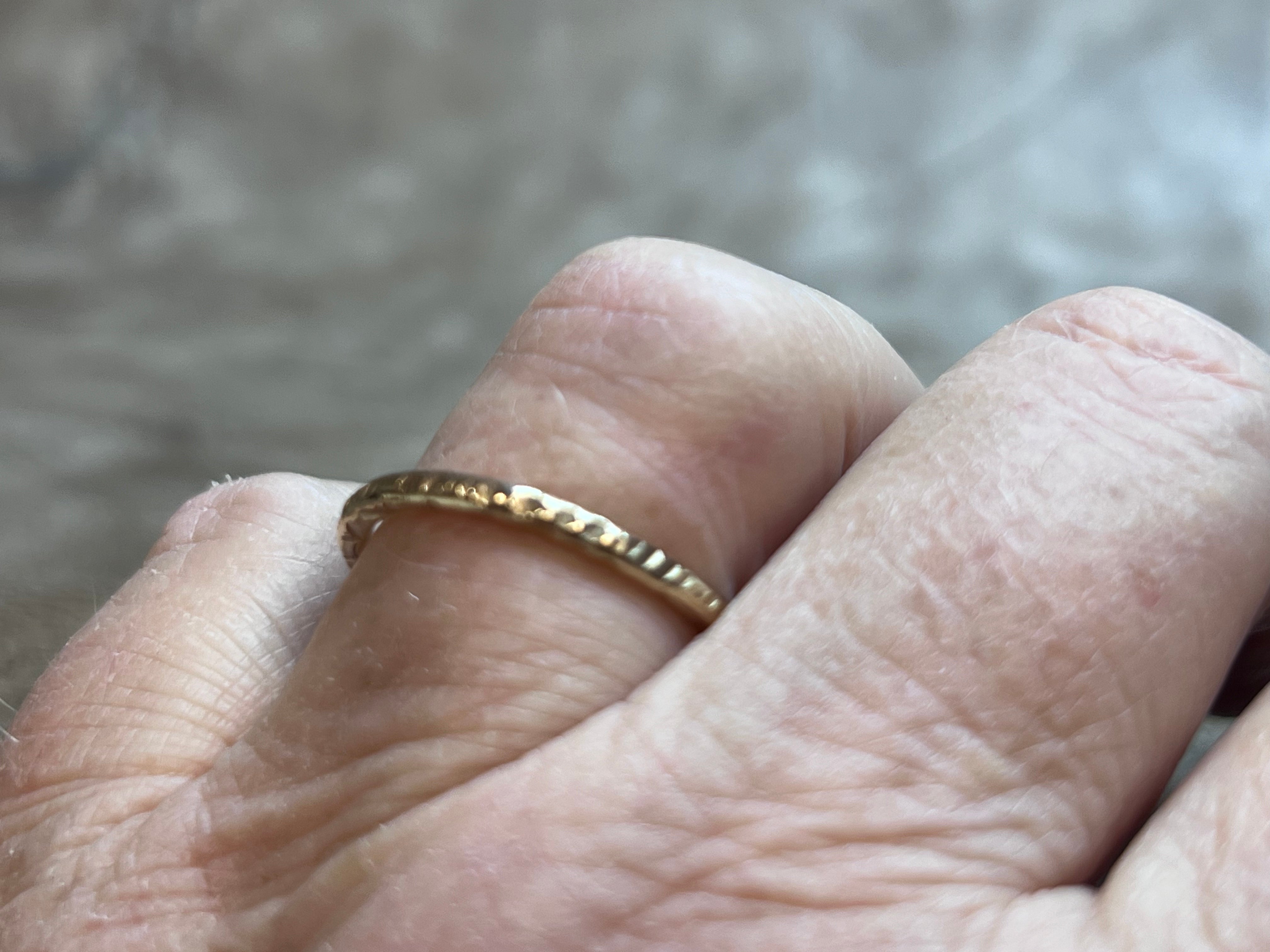 Guld ring 2 mm marehalm overflade