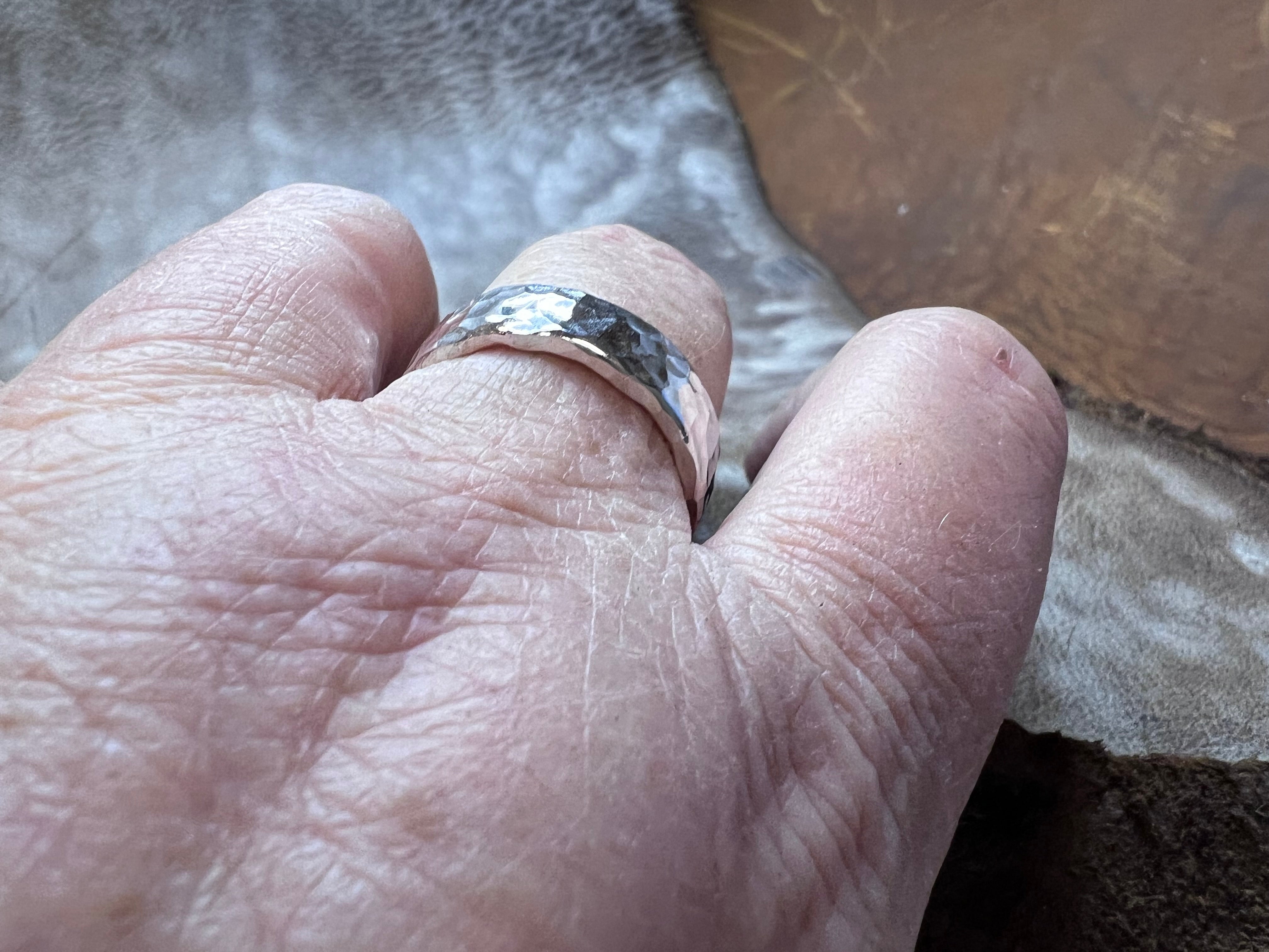 Sølv ring Kant 7x2 mm med hammerslået overflade