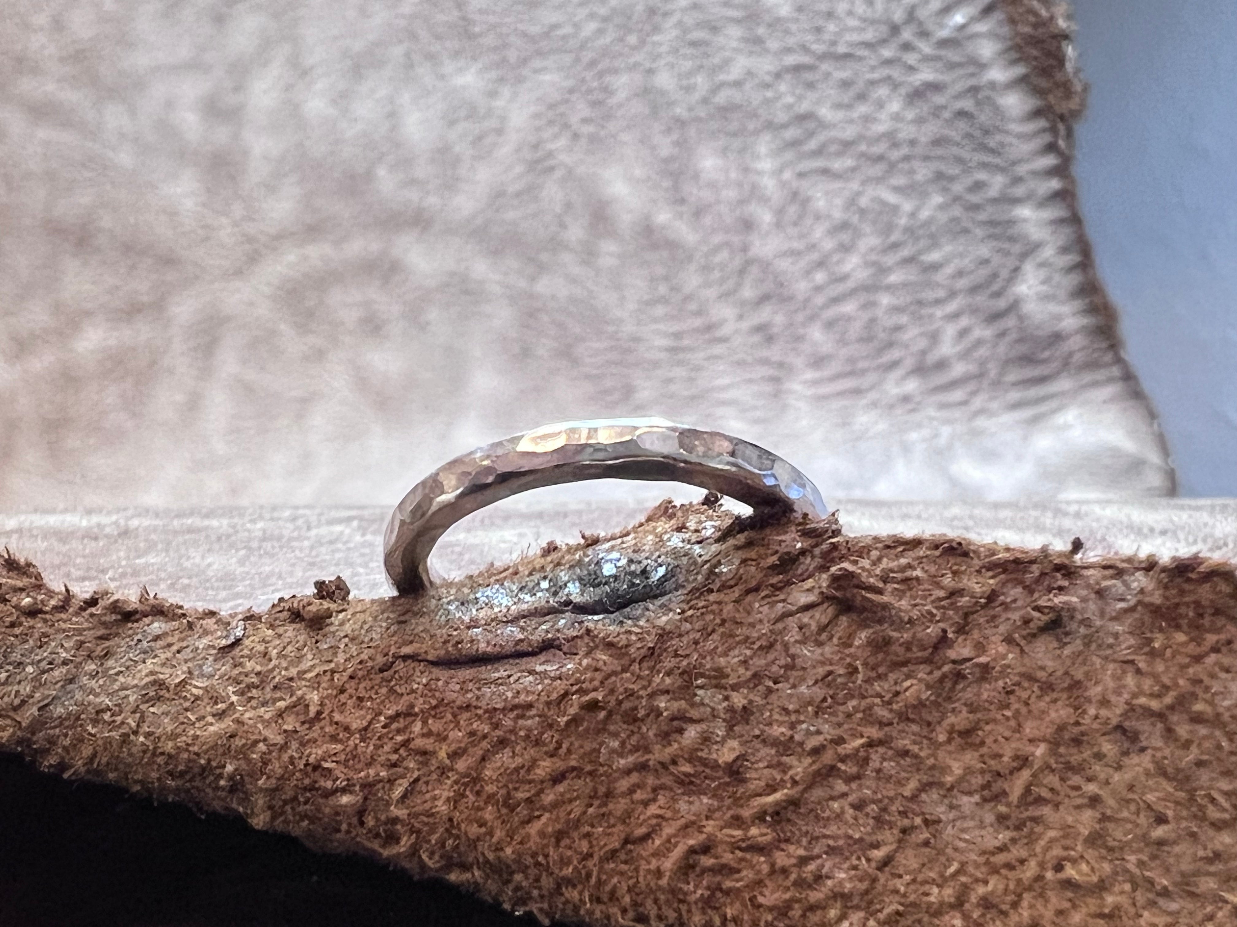 Sølv ring 2 mm med hammerslået overflade