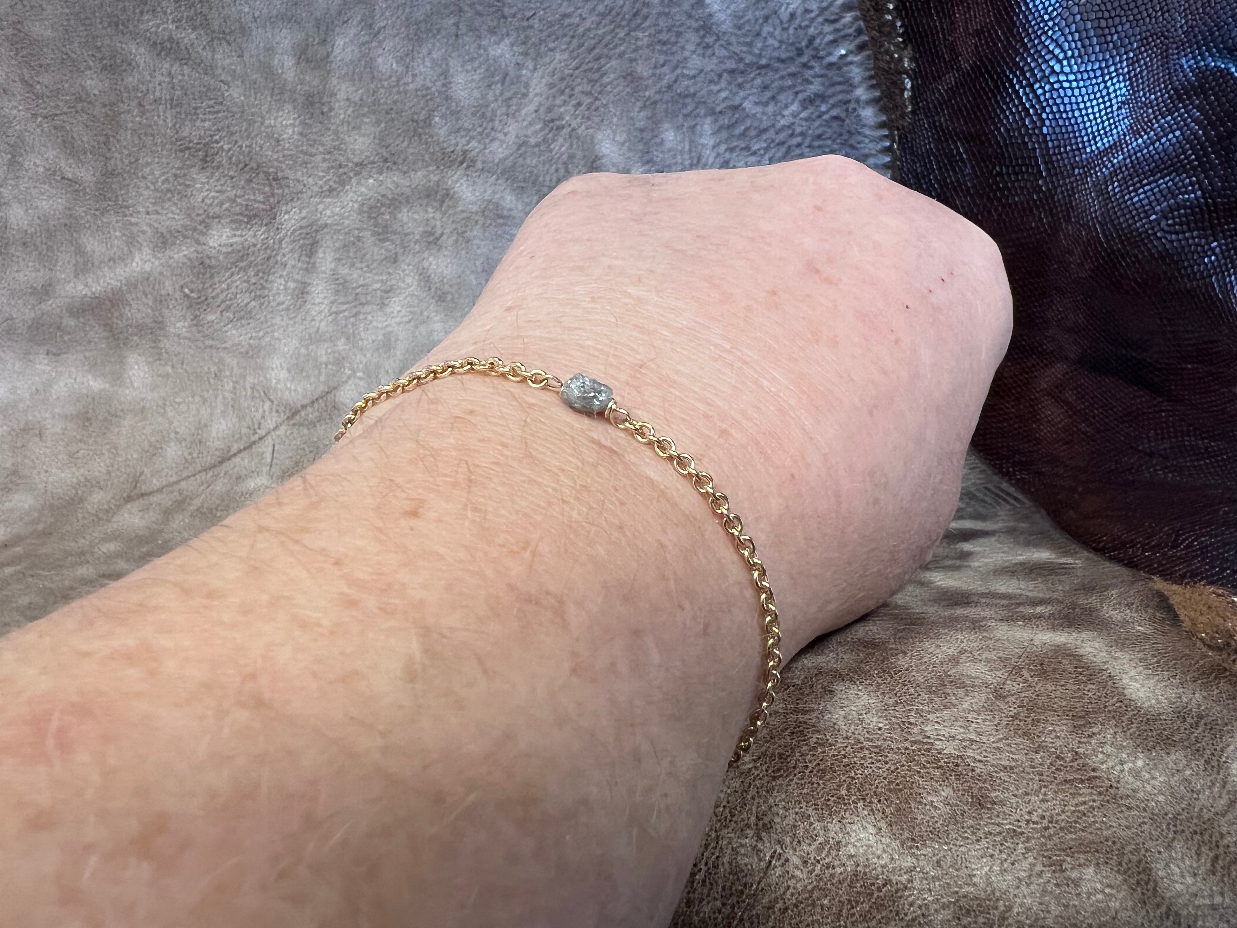 Guld armbånd med en rå diamant