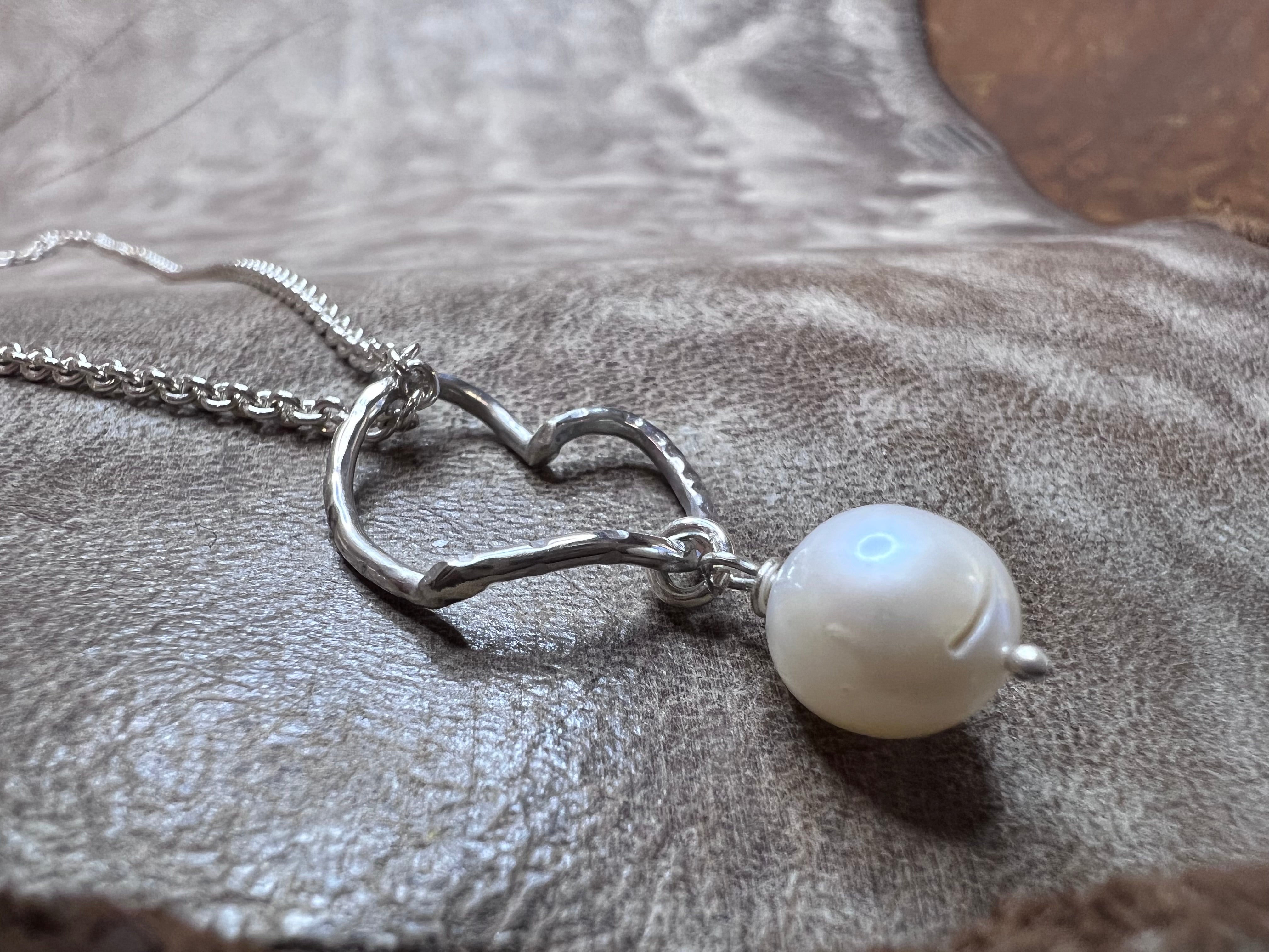 Vesterhavs magisk sølv hjerte enkelt og upoleret 20x20 mm med perle