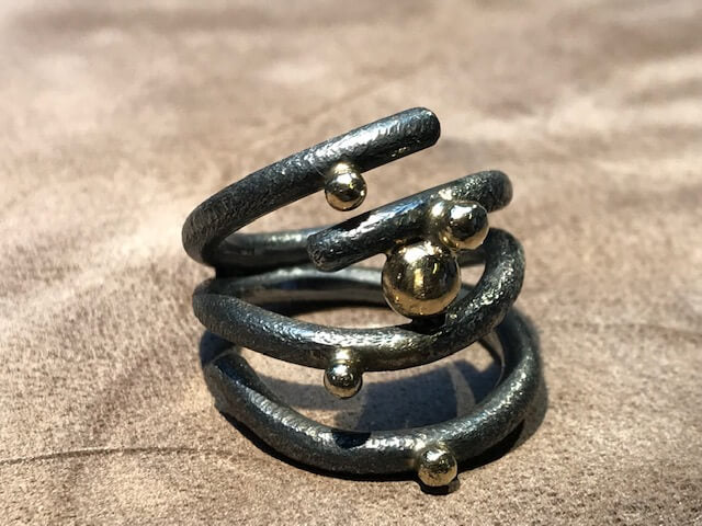 Fjord sølv loop ring med guld kugler