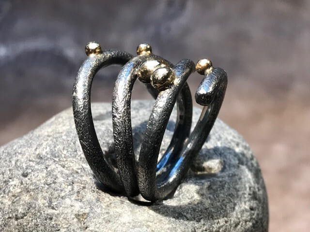 Fjord sølv loop ring med guld kugler