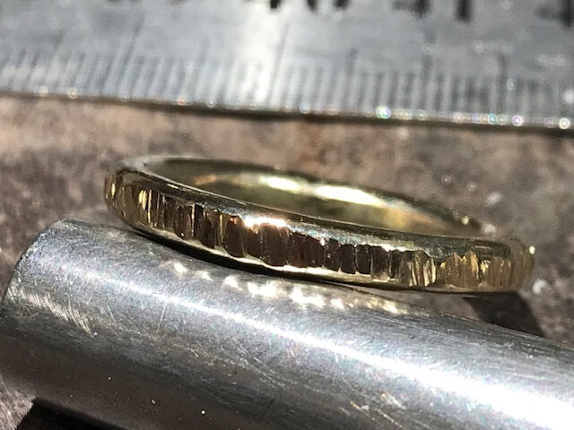Guld ring 3 mm med marehalm overflade