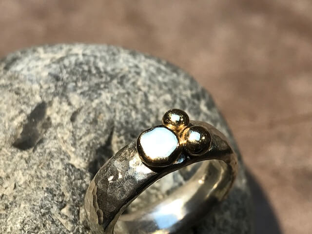 Håndlavet rustik stepstone sølv ring med guldkugler