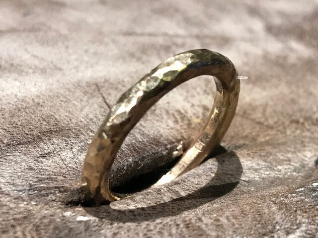 Guld ring 3 mm hammerslået med små buler