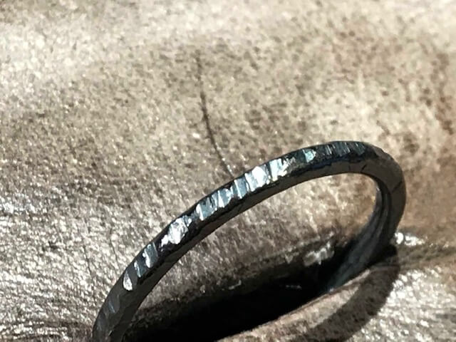 Sølv ring 2 mm med marehalm overflade