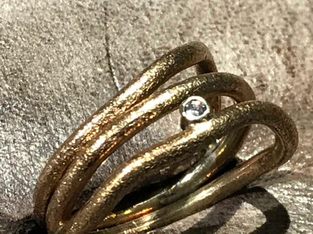 Sandbølge matteret guld ring med diamant