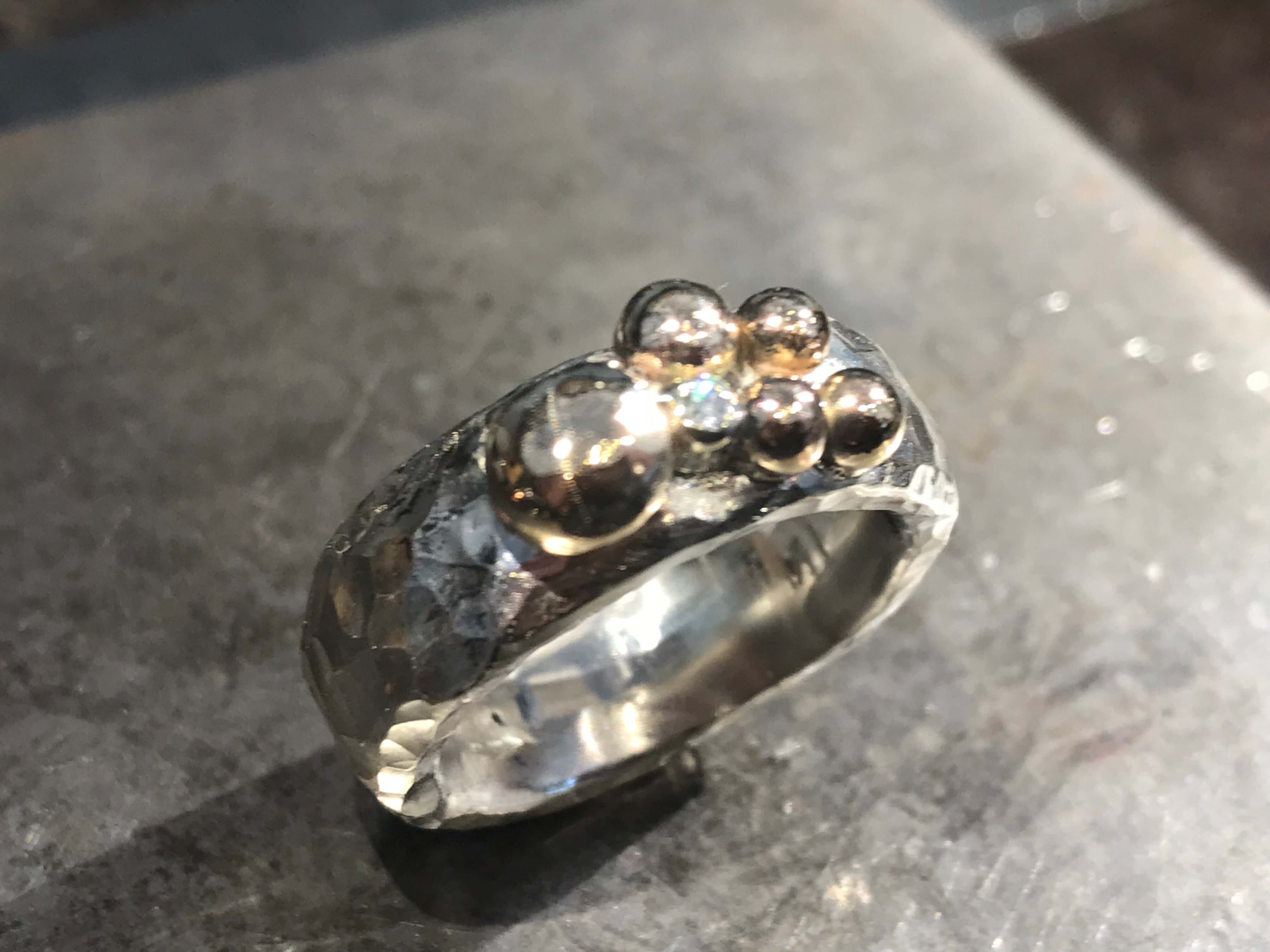 Håndlavet stepstone sølvring med guldkugler
