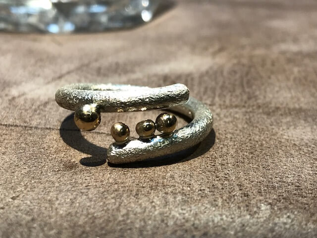 Fjord ring enkel sølv ring med guldkugler