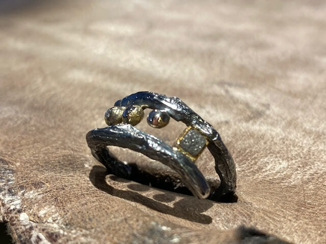 Havtorn ring elegant sølv ring med rådiamant og guldkugler