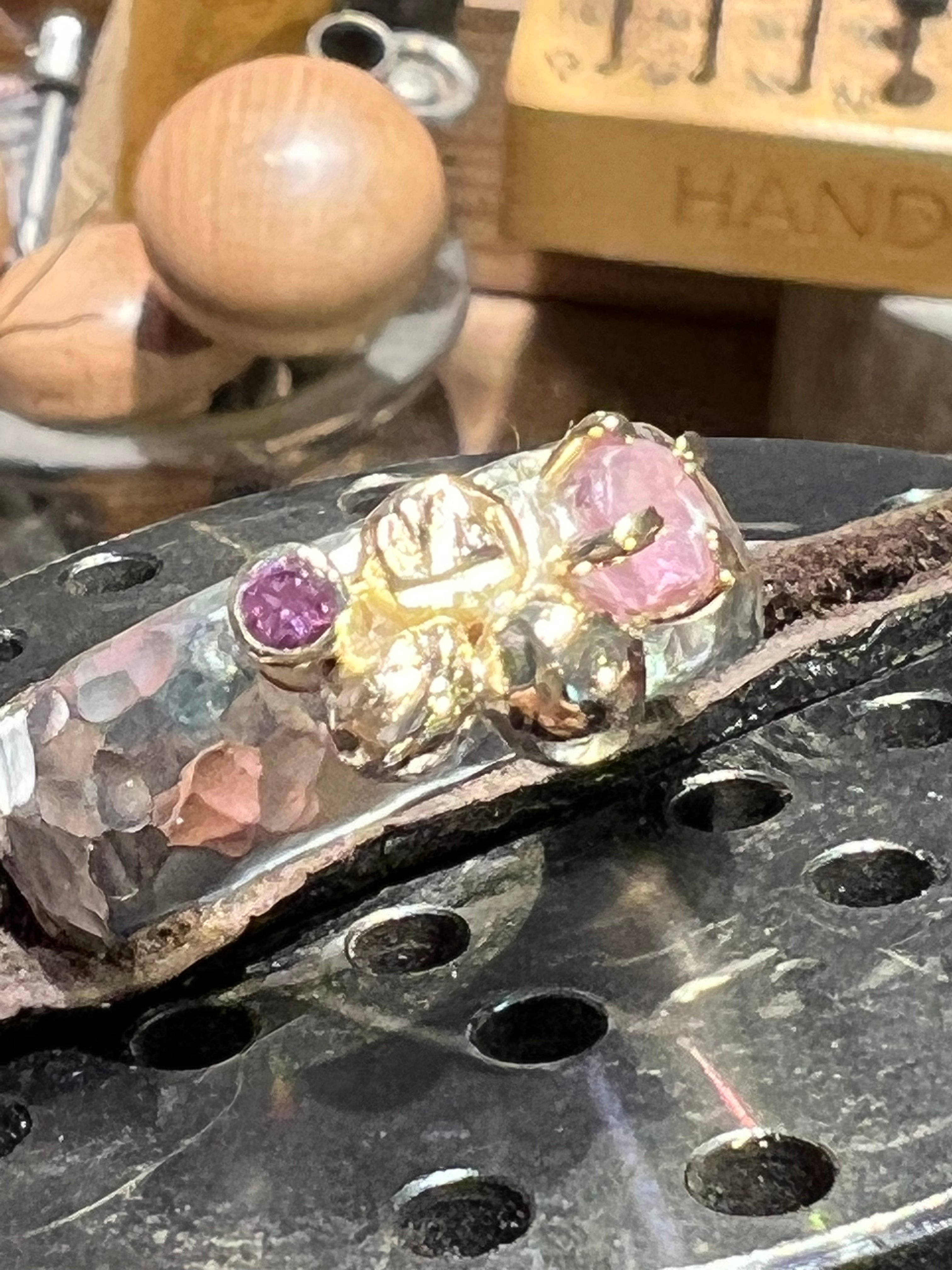 Pink safir ring i sølv med guldkugler