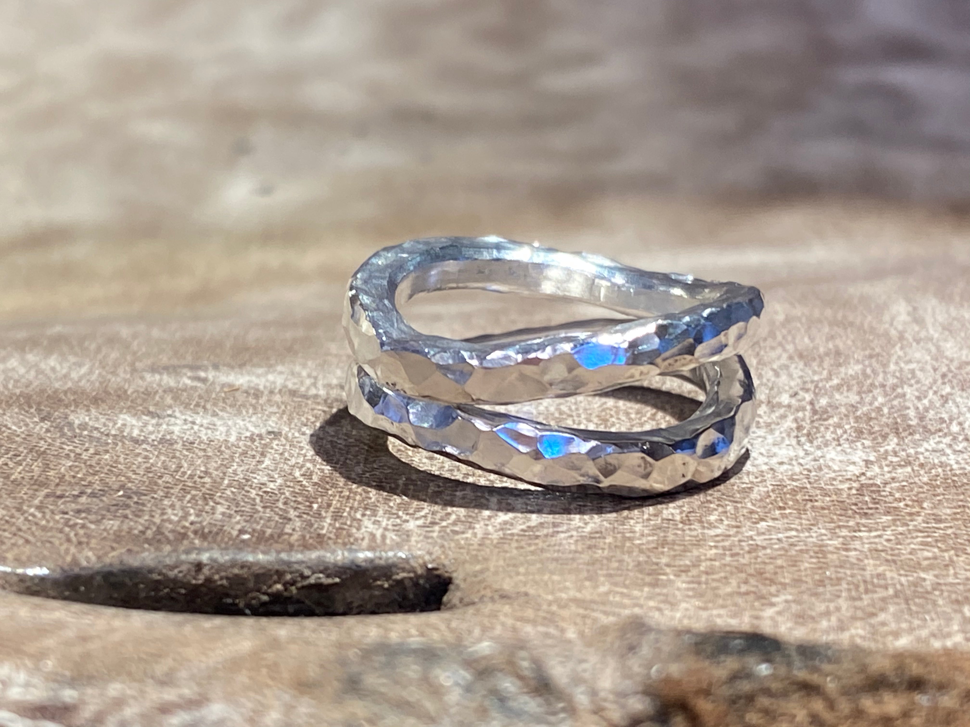 Kraftig sølv hammerslået ring