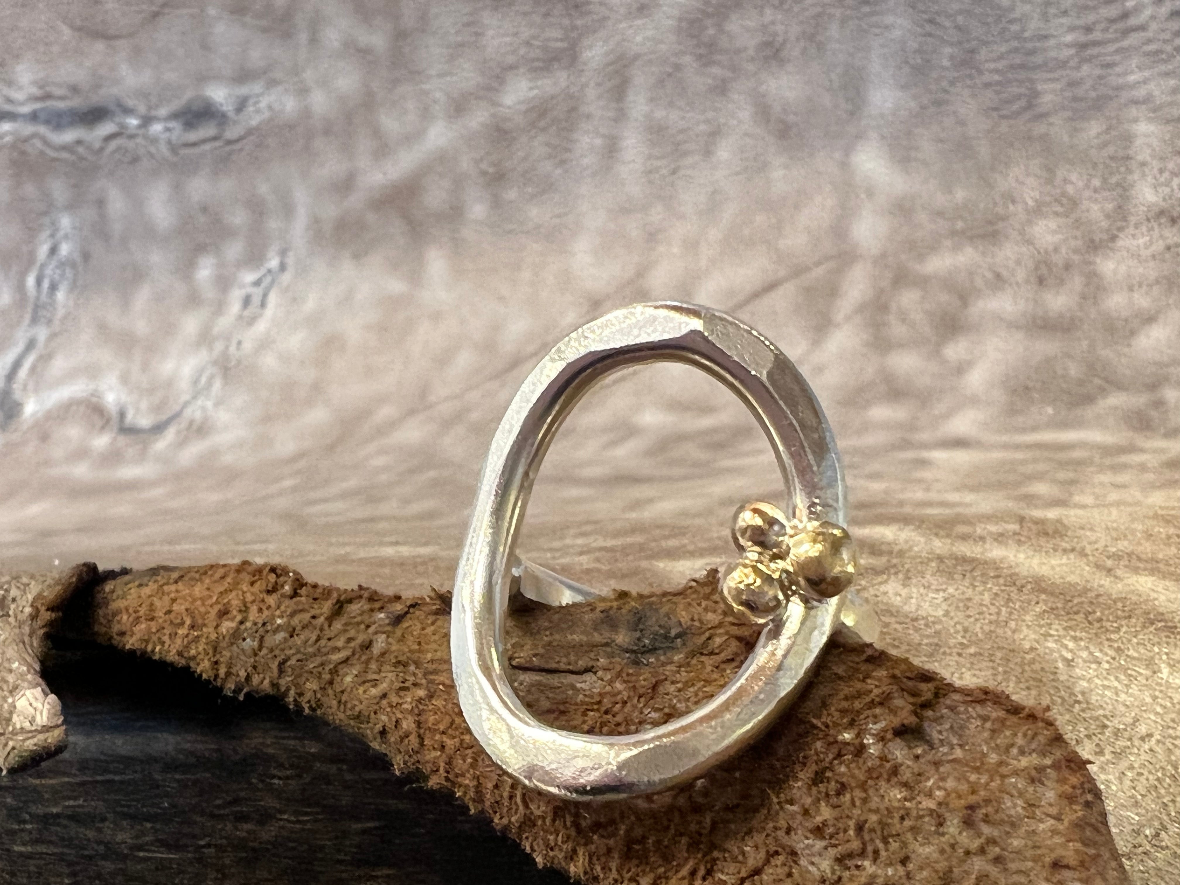 Open Wawe rustik ring - med guldkugler – Keilberg Smykker
