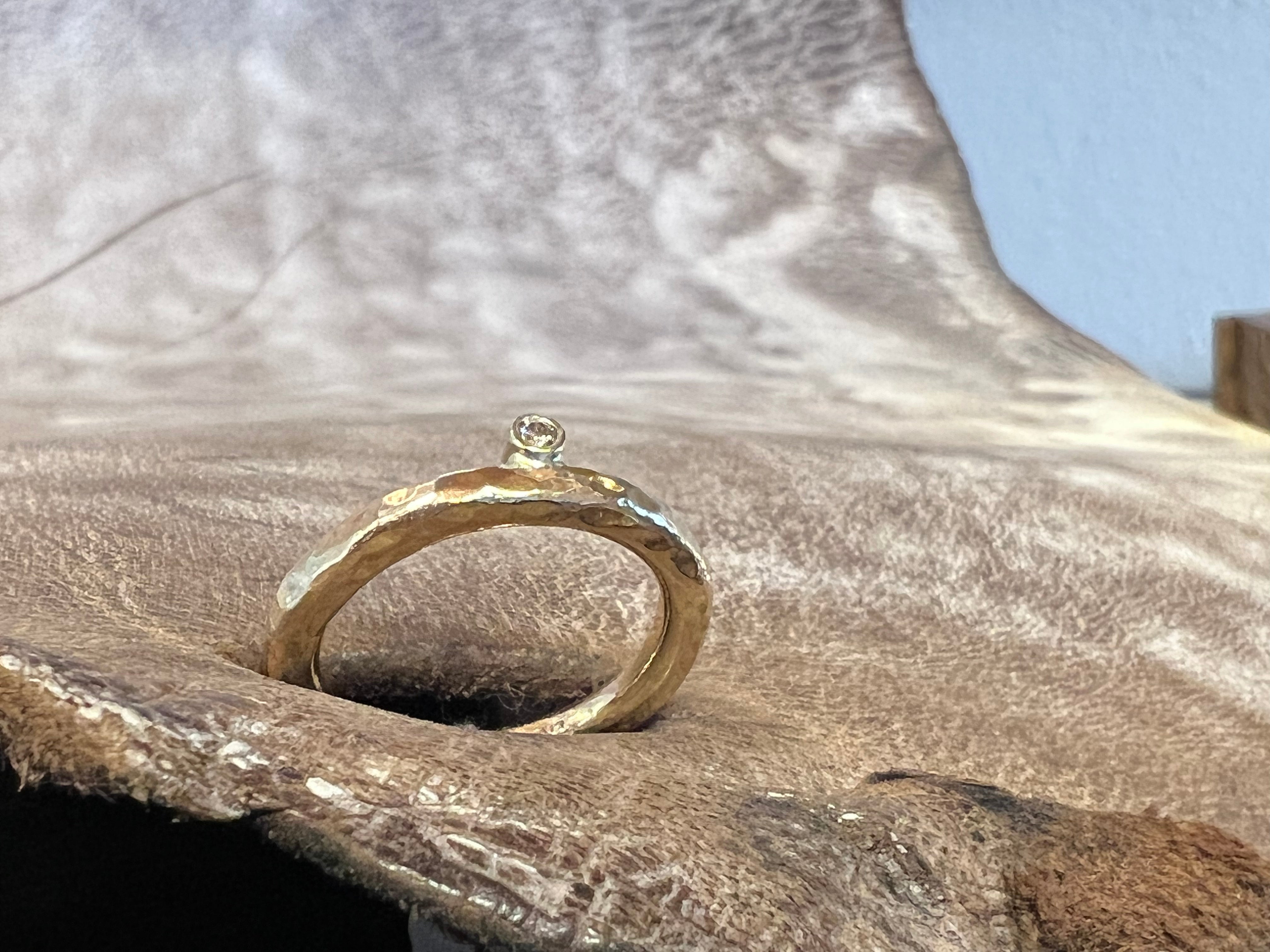 Elegant guld ring med 0,05ct diamant