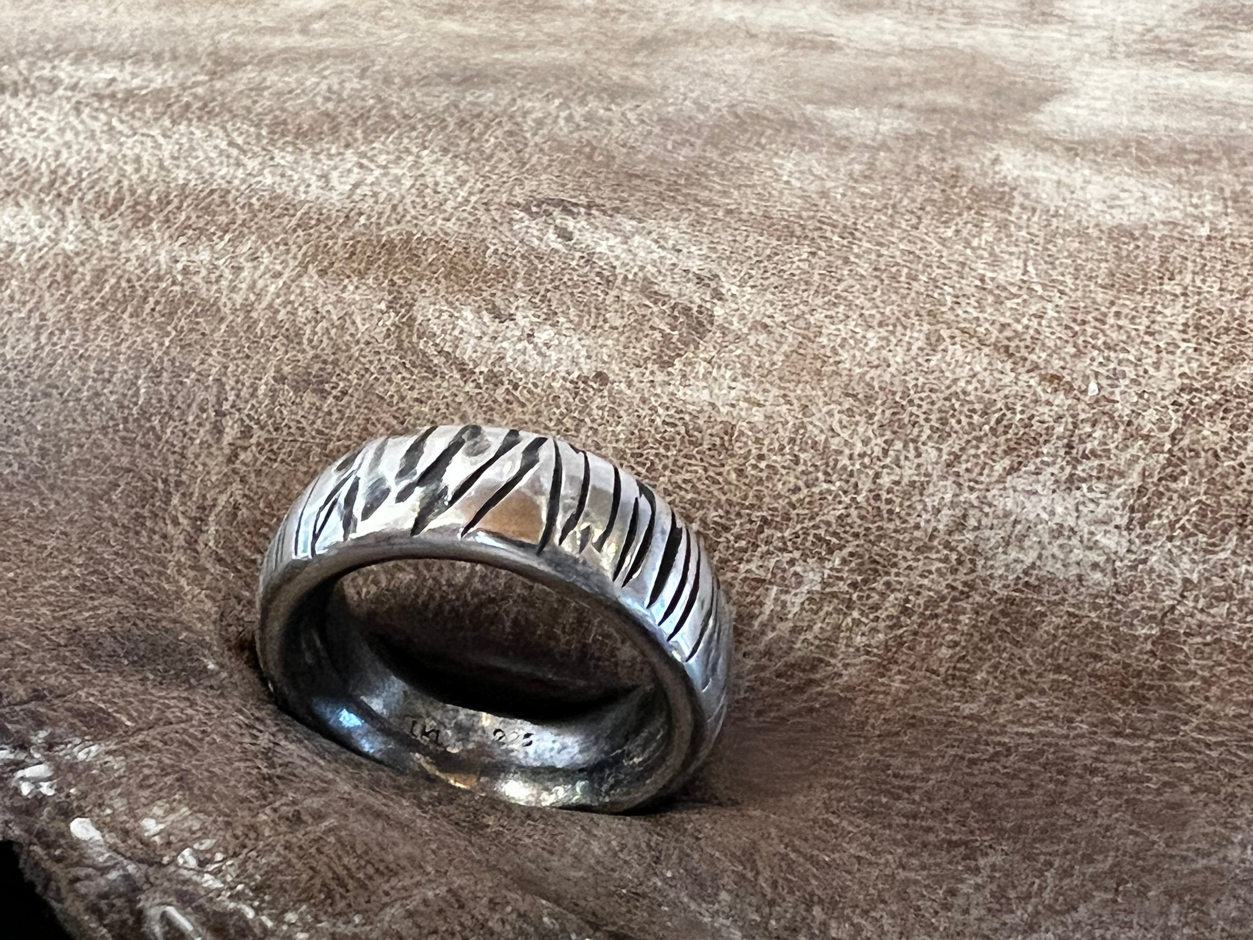 Kraftig sølv ring stribet mønster