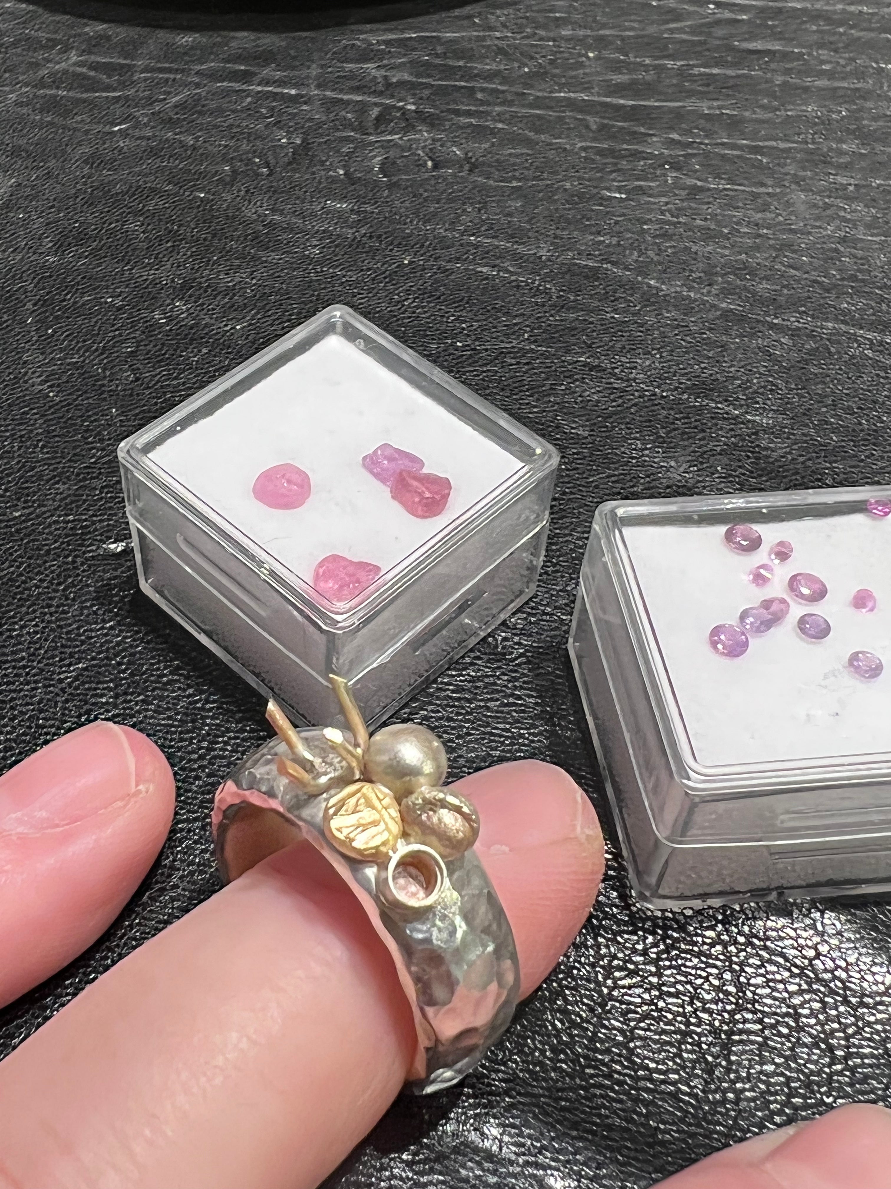 Pink safir ring i sølv med guldkugler