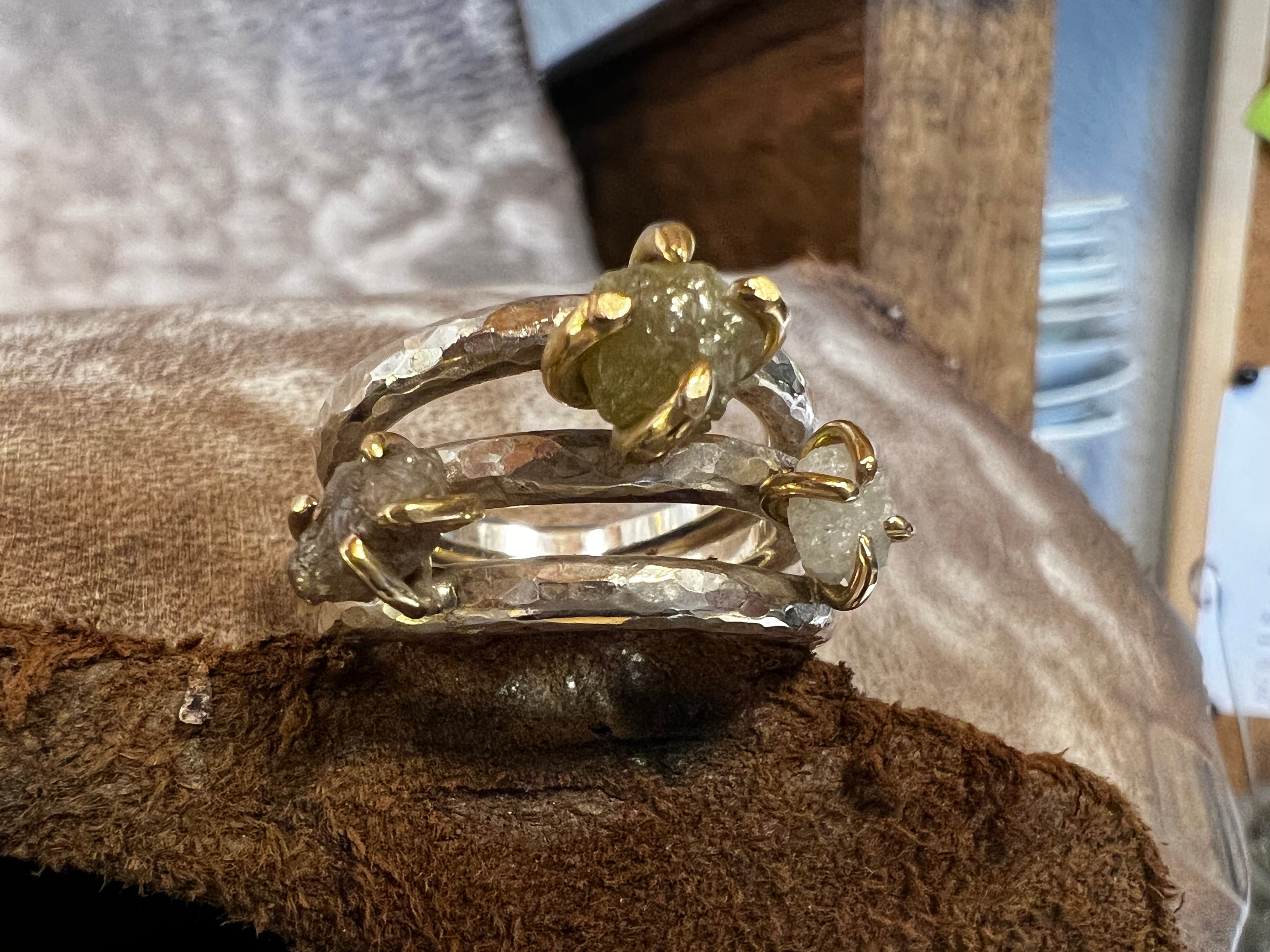 Rustik sølv hammerslået ring med 3 rå diamanter