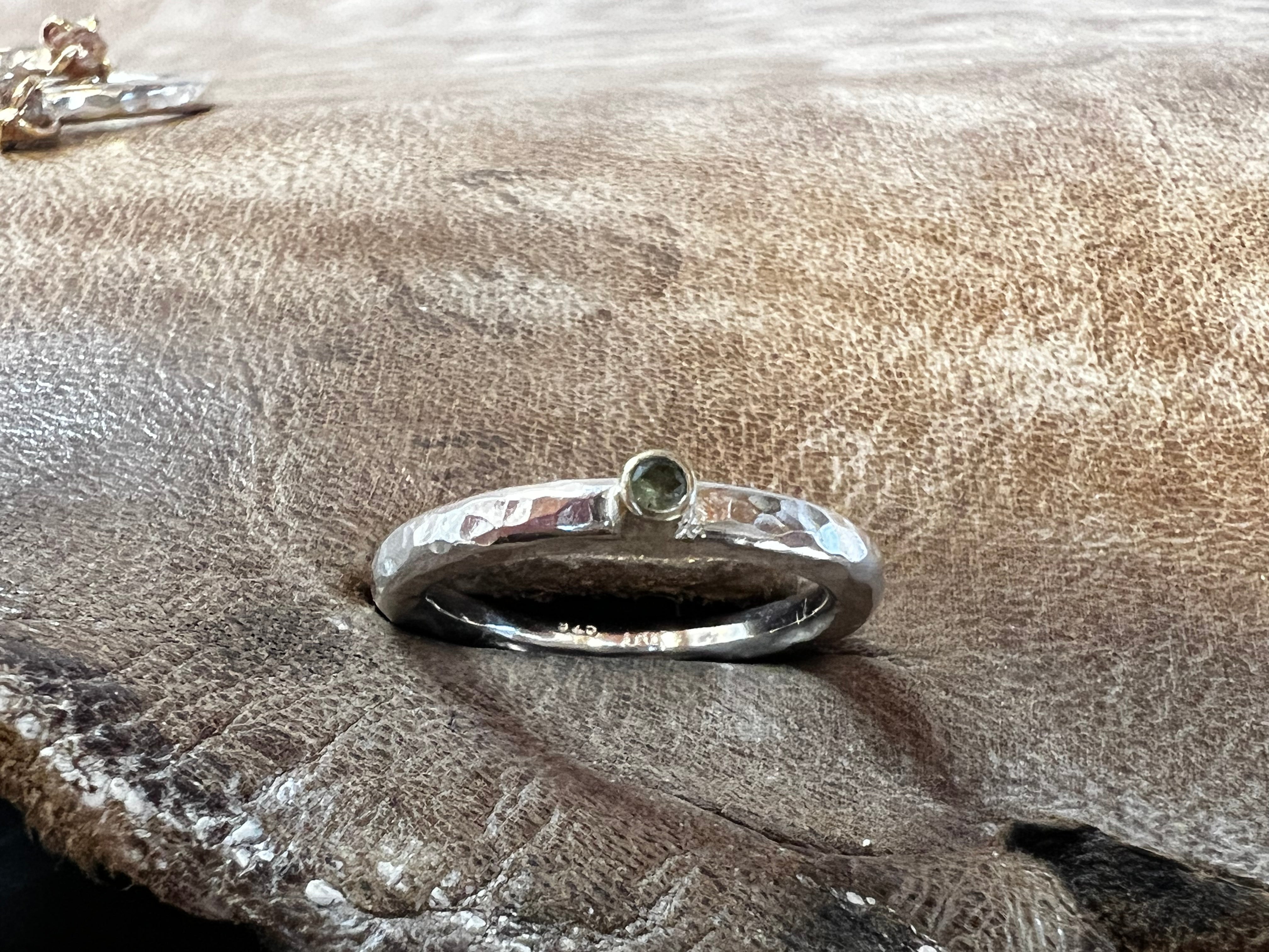 Håndlavet rustik sølv ring med grøn safir