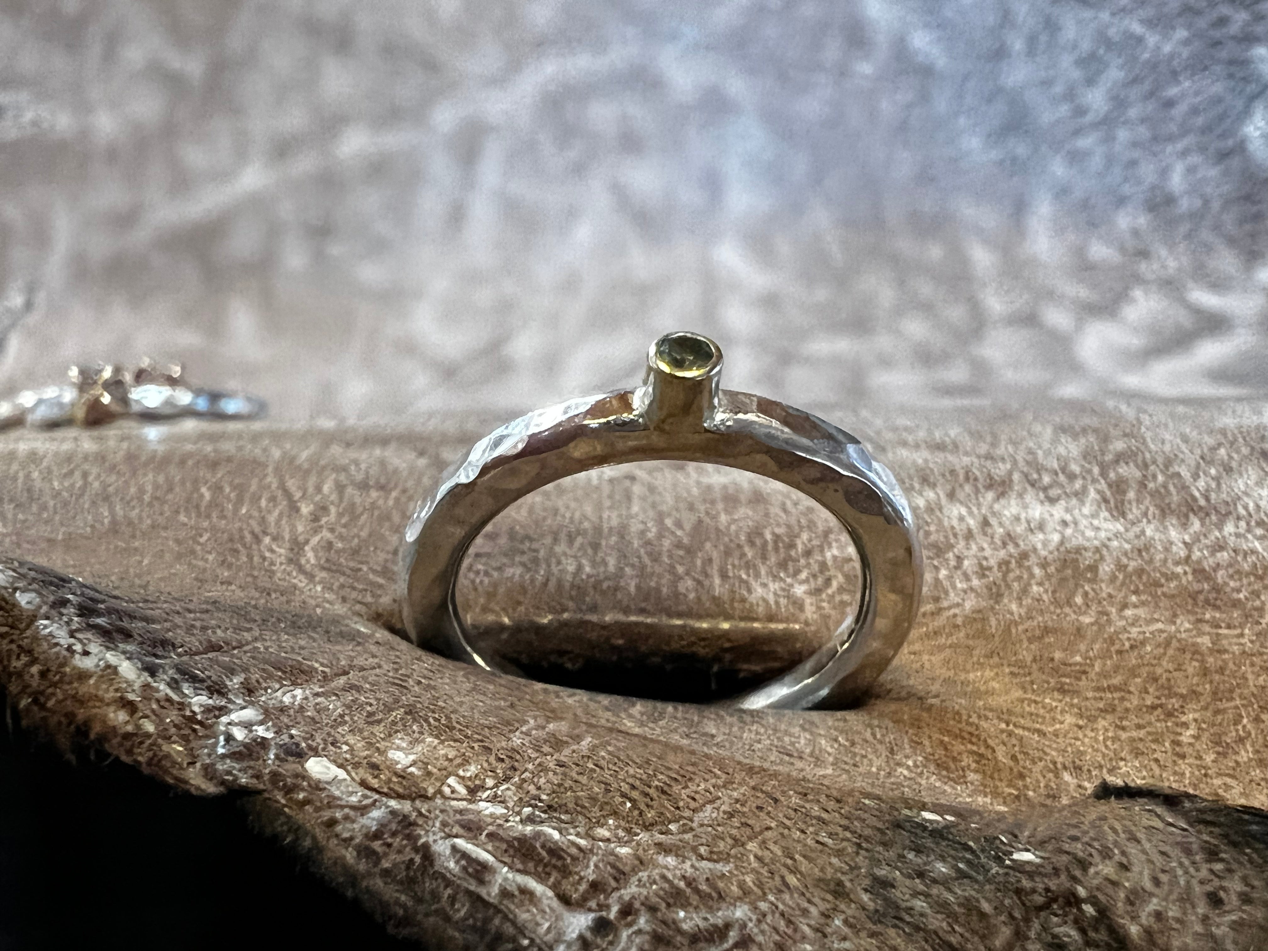 rustik ring med safir
