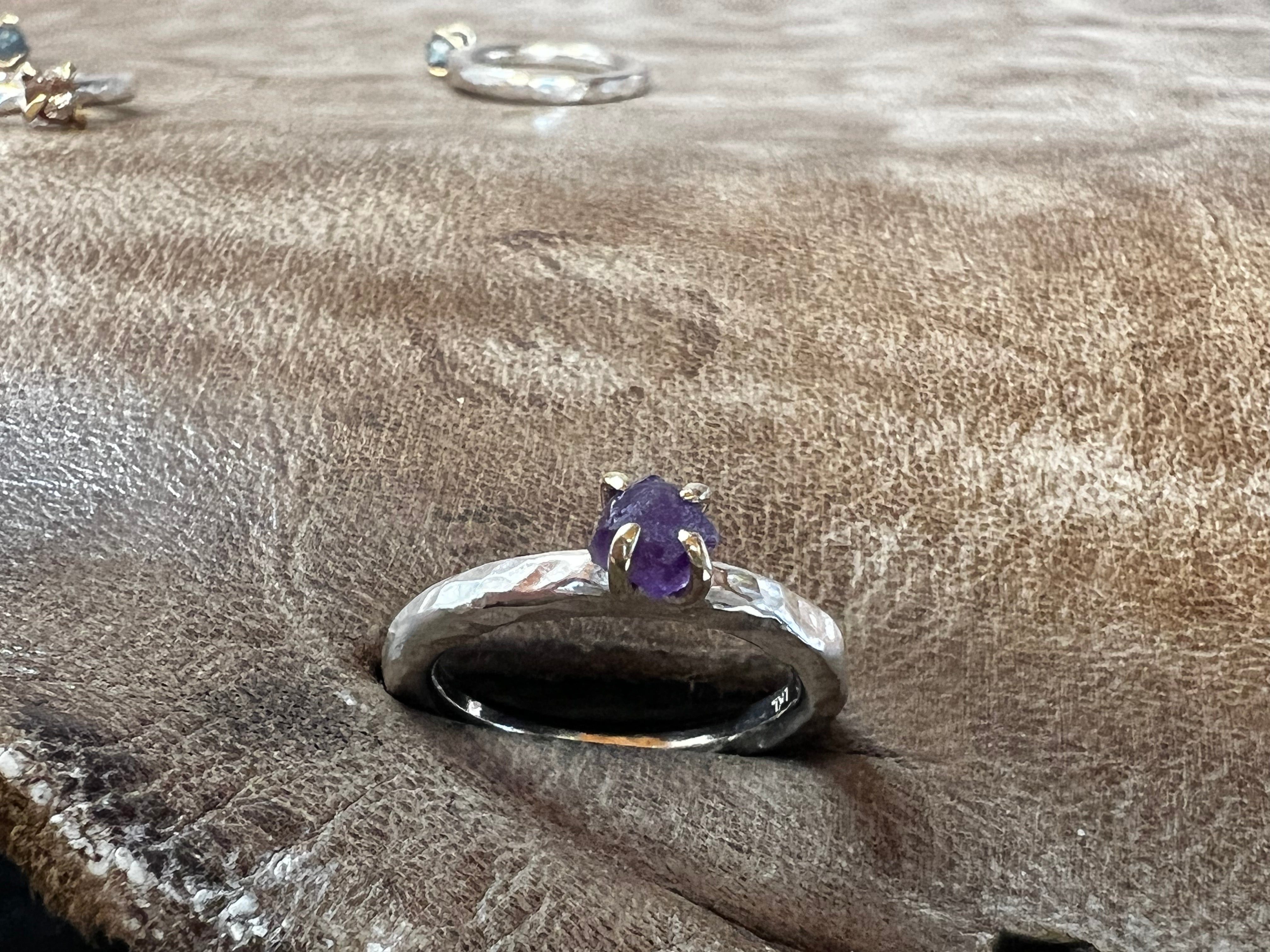 Håndlavet rustik sølv ring med rå-ametyst