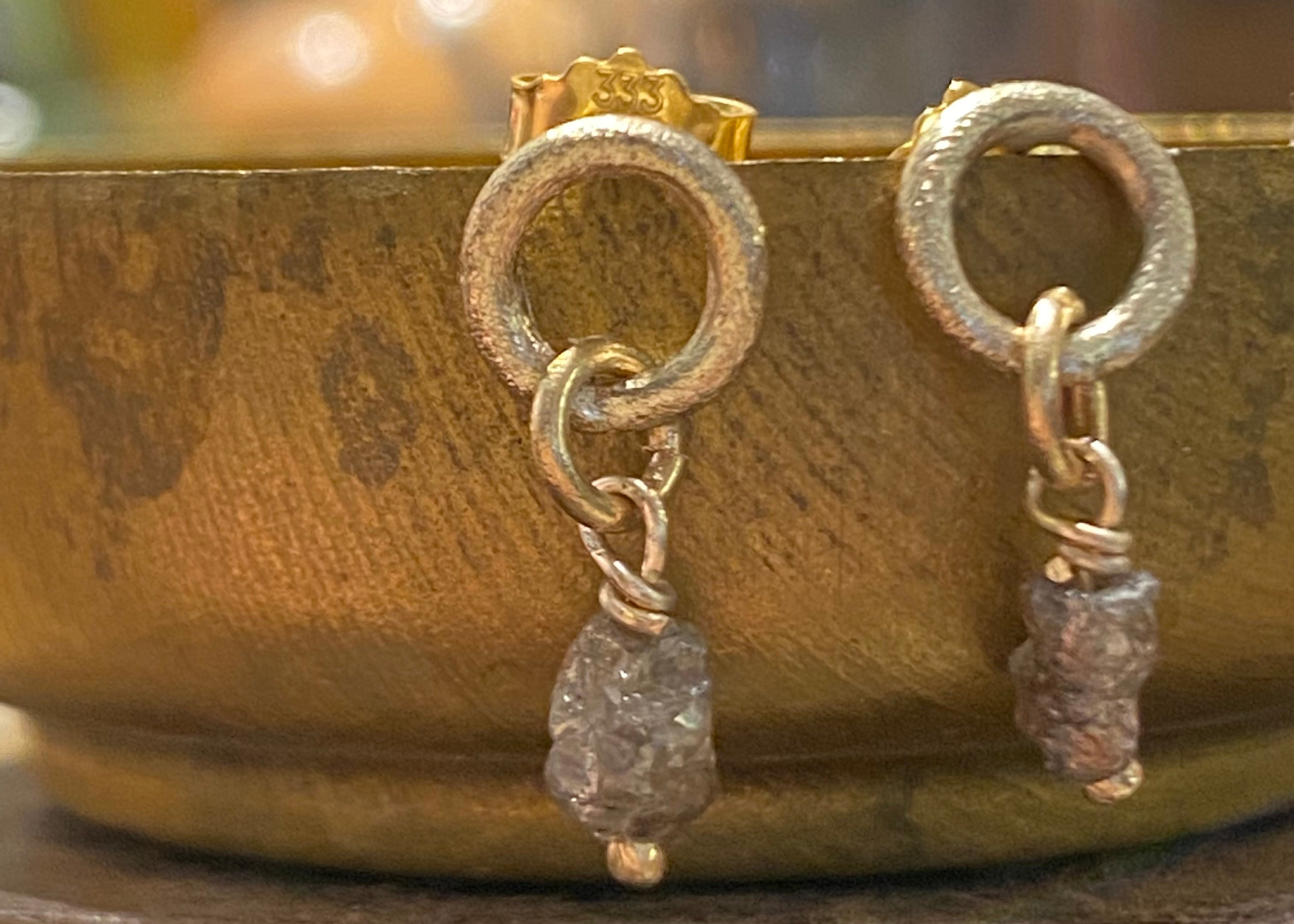 Rustikke cirkel guld øreringe med brune rå diamanter