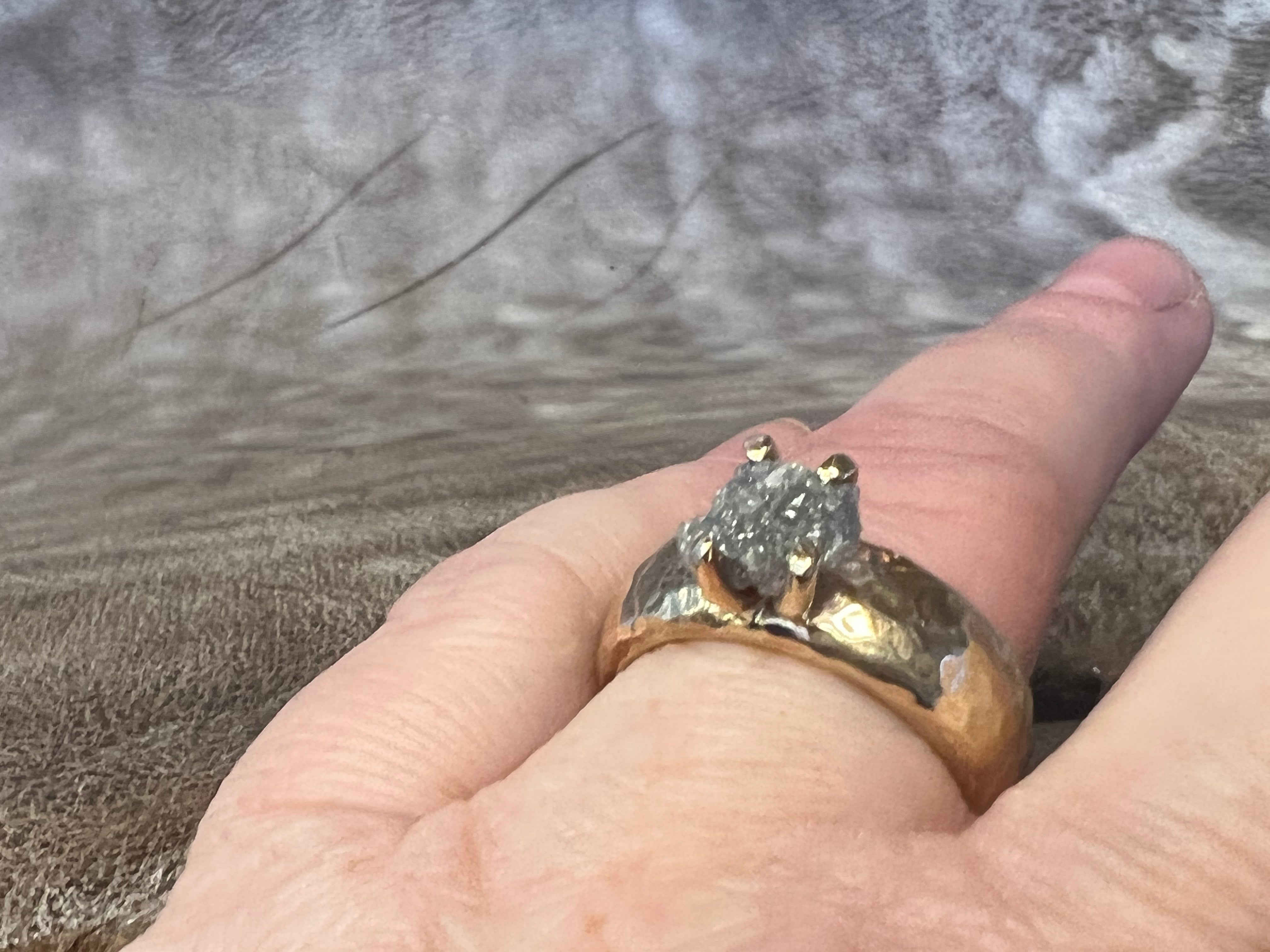 Guld ring oval med en stor rå diamant