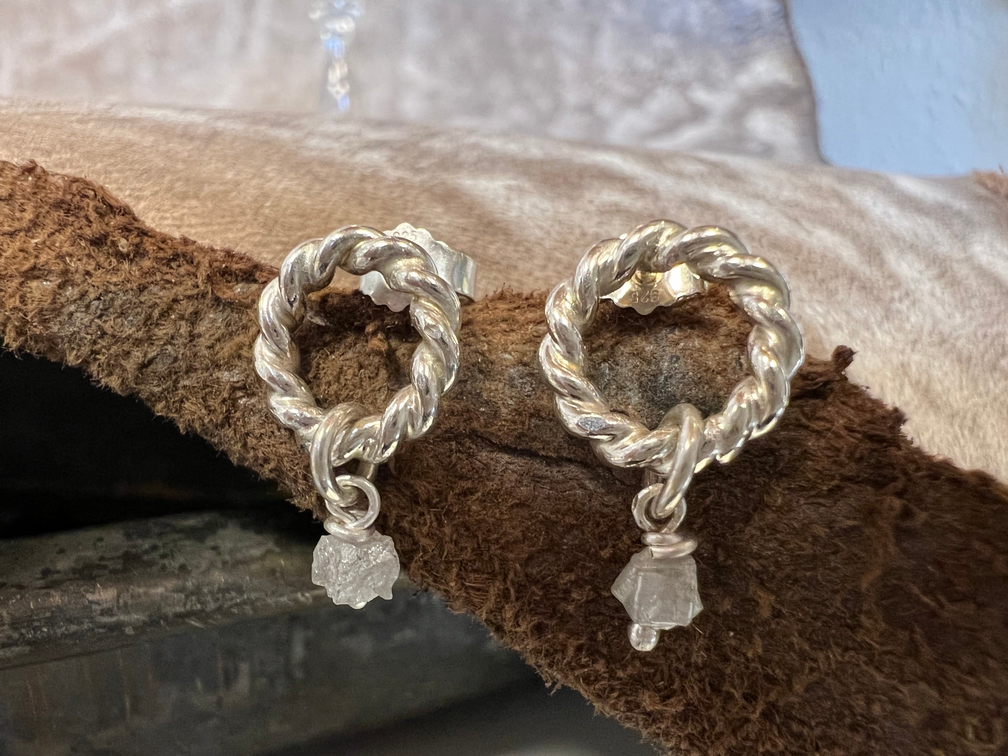 Cirkel øreringe i sølv med rå diamanter