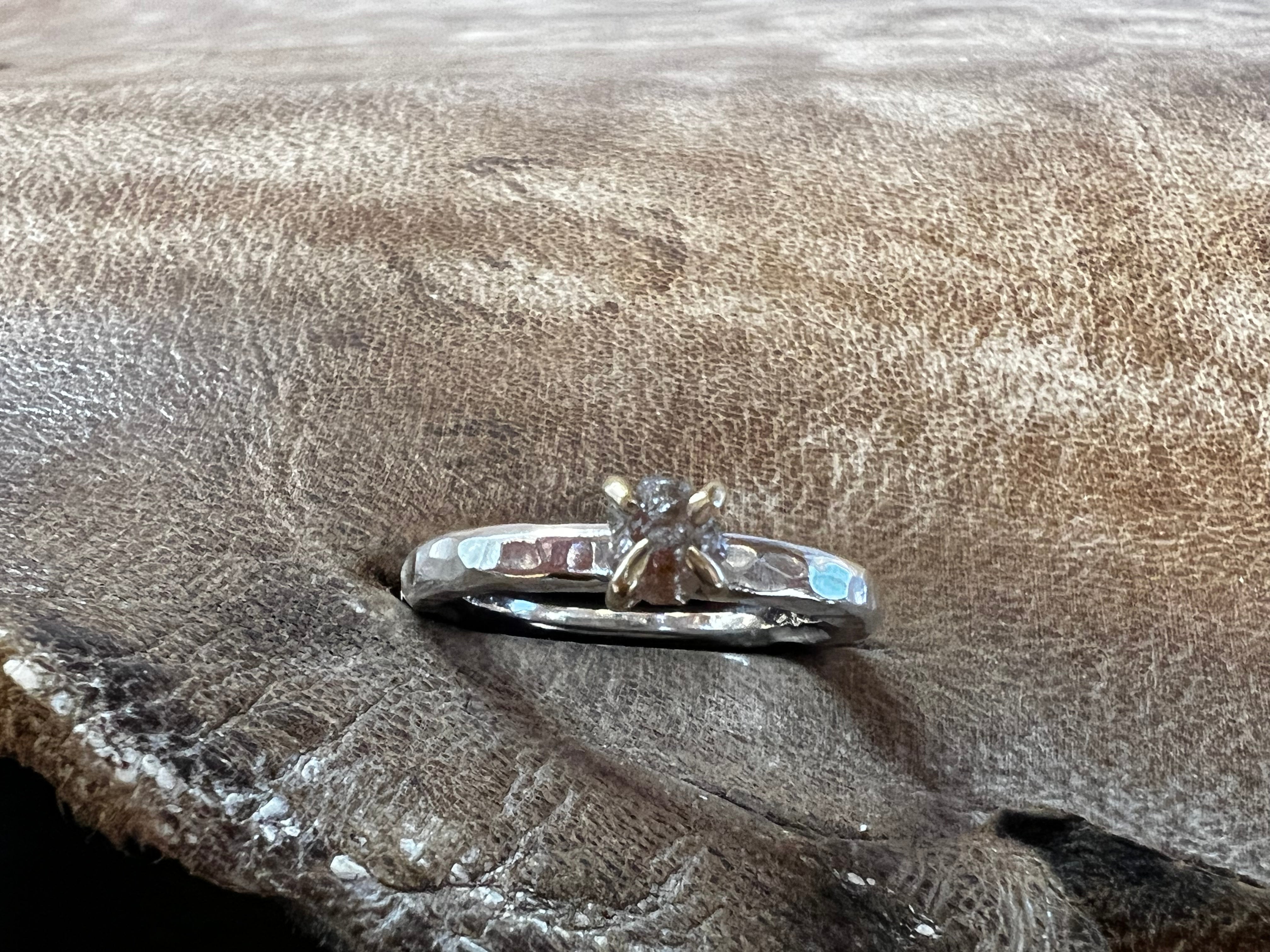 Rustik sølv ring med pink rå-diamant