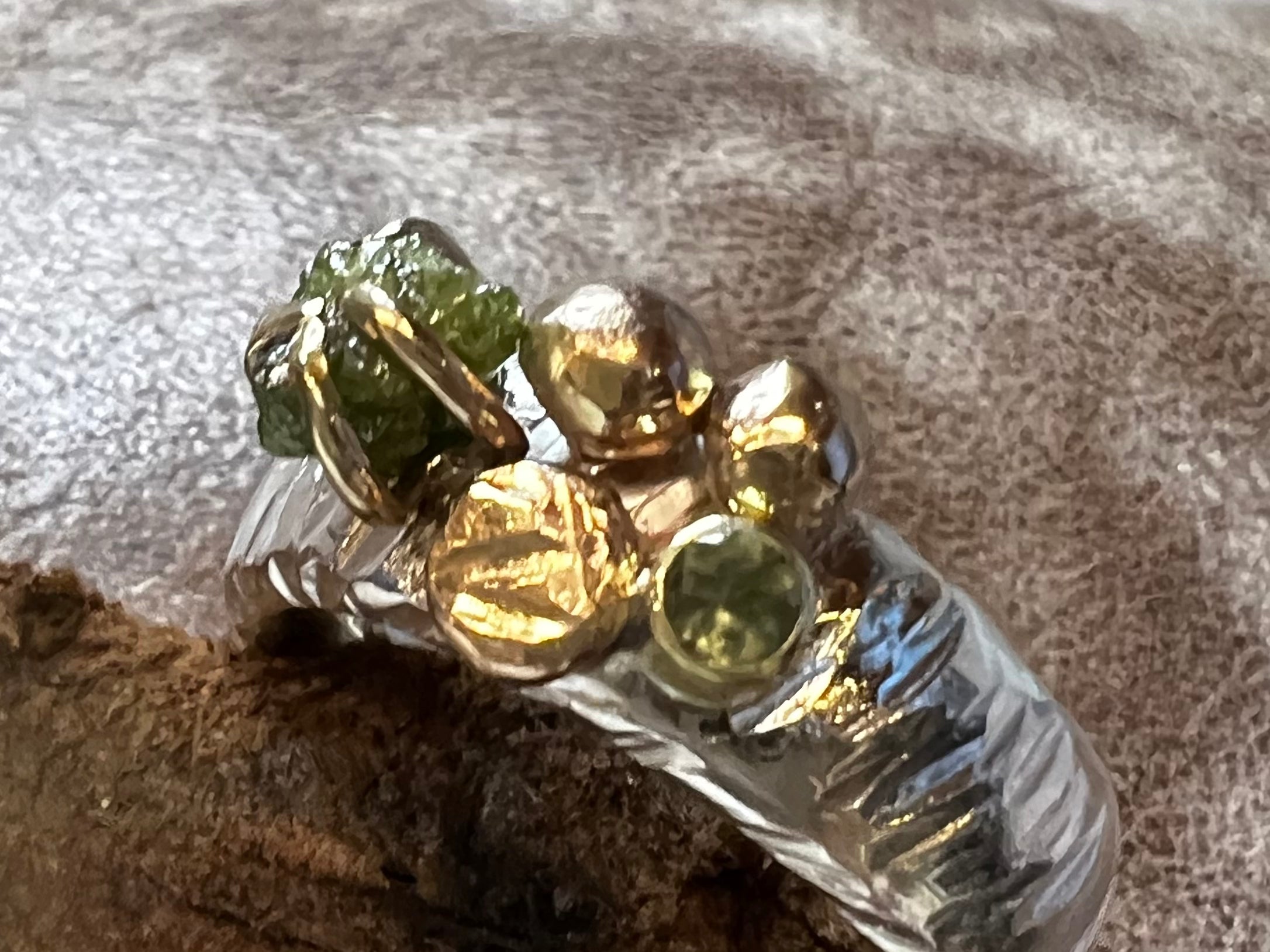 Sølvring med grøn rå-diamant og guldkugler