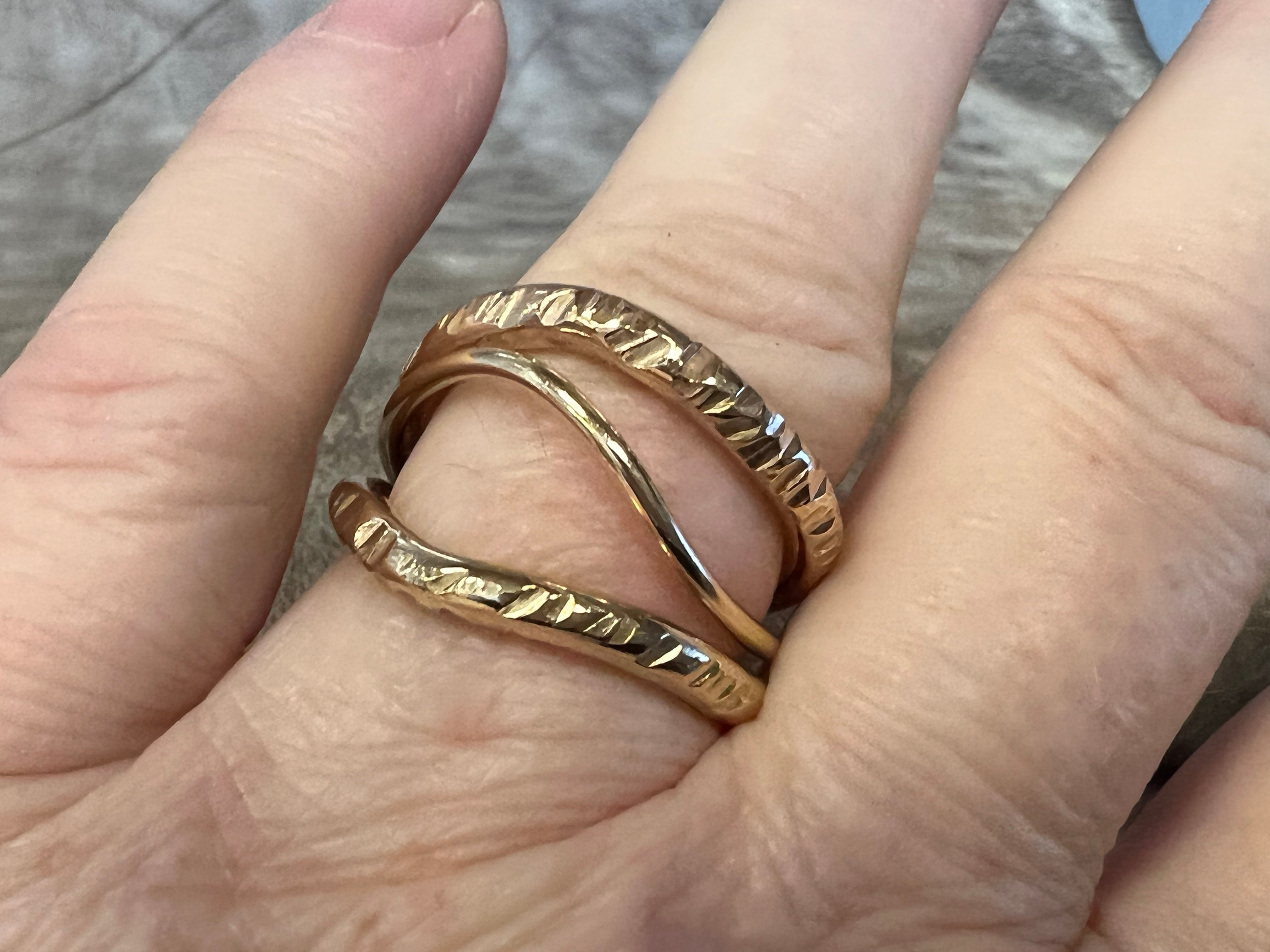 Rustik unika guld ring med marehalm inspireret overflade