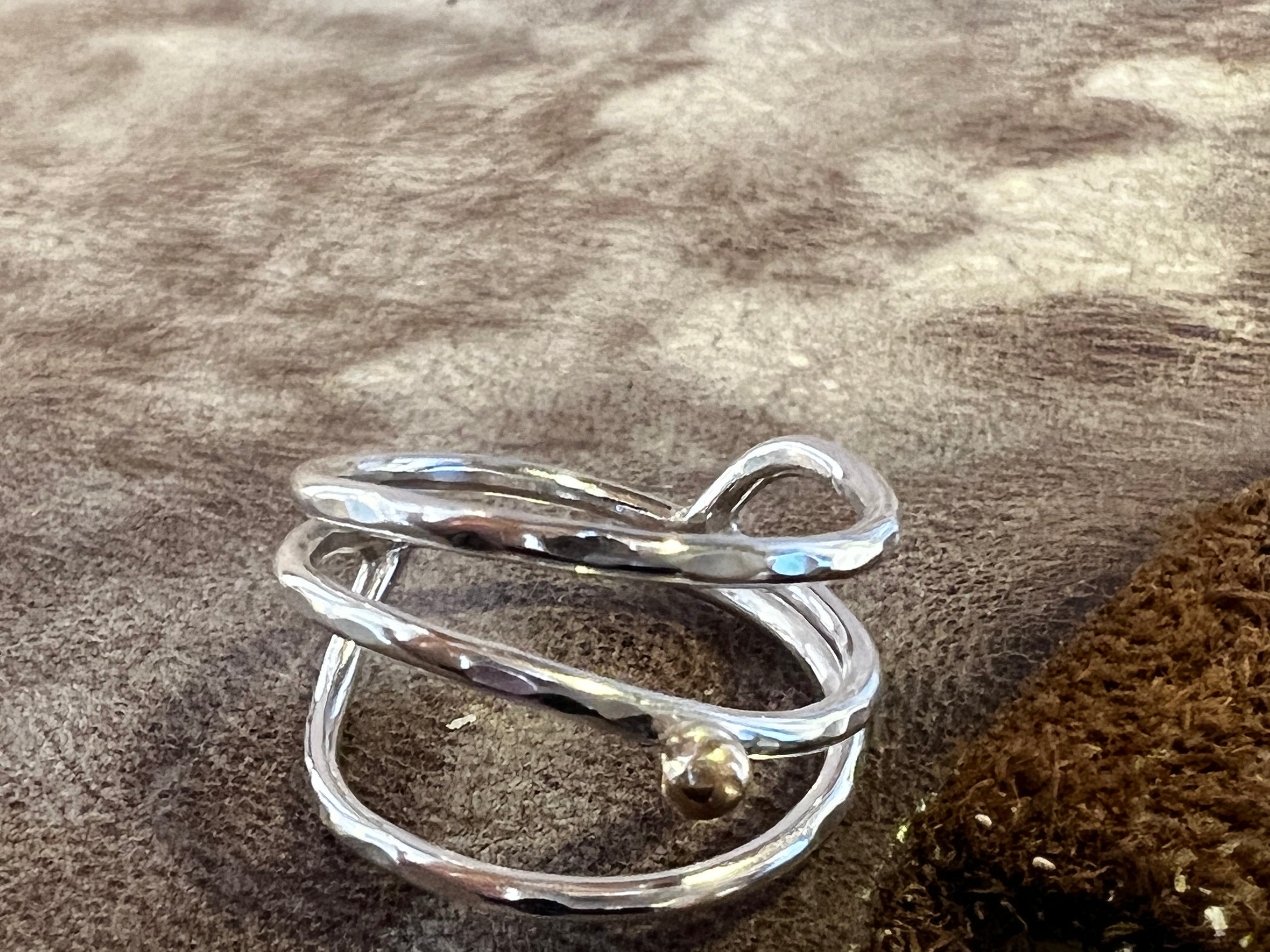 Havglimt ring af fine sølvtråde og en guldkugle