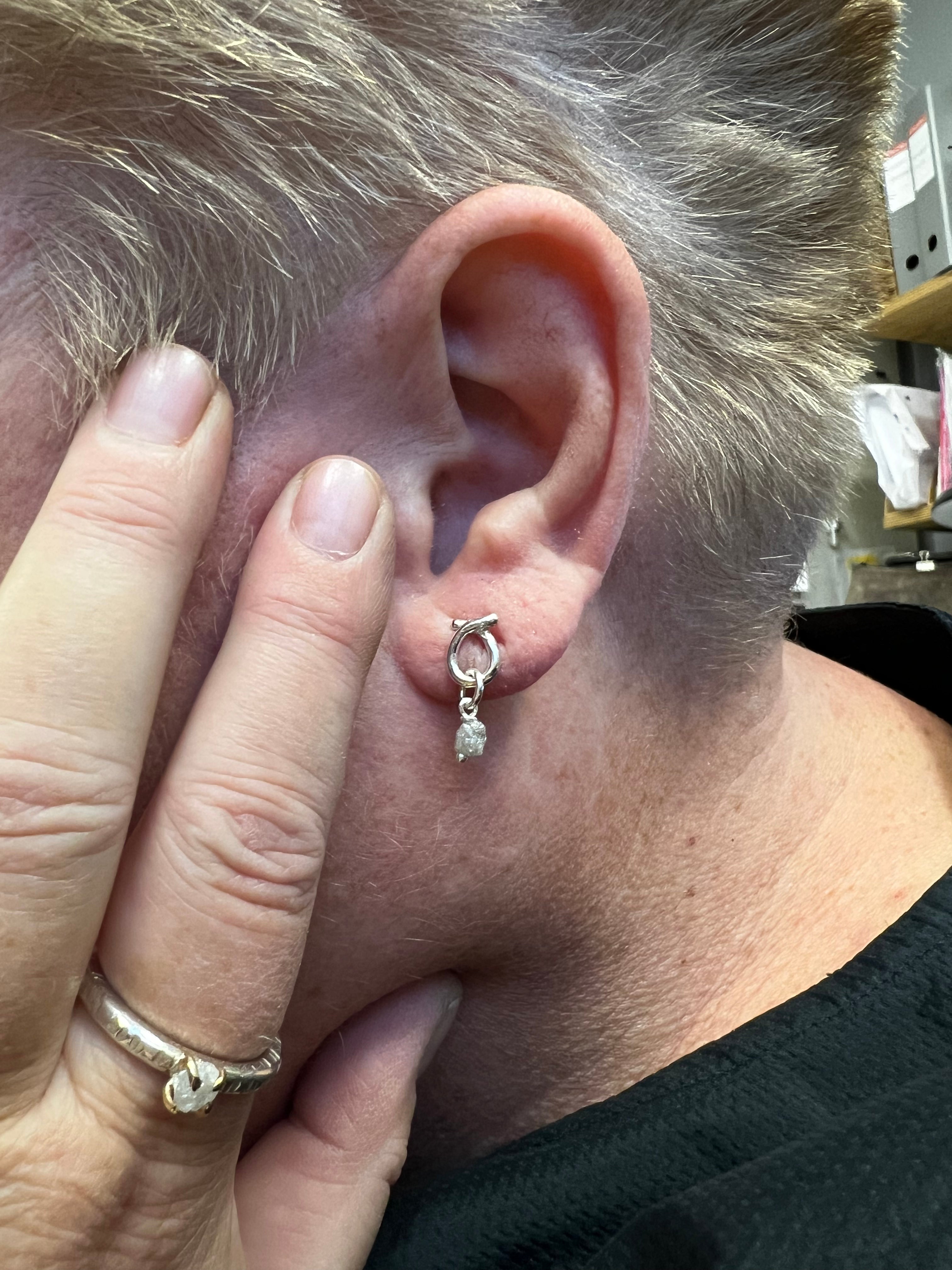 Sløjfe øreringe i sølv med rå diamanter