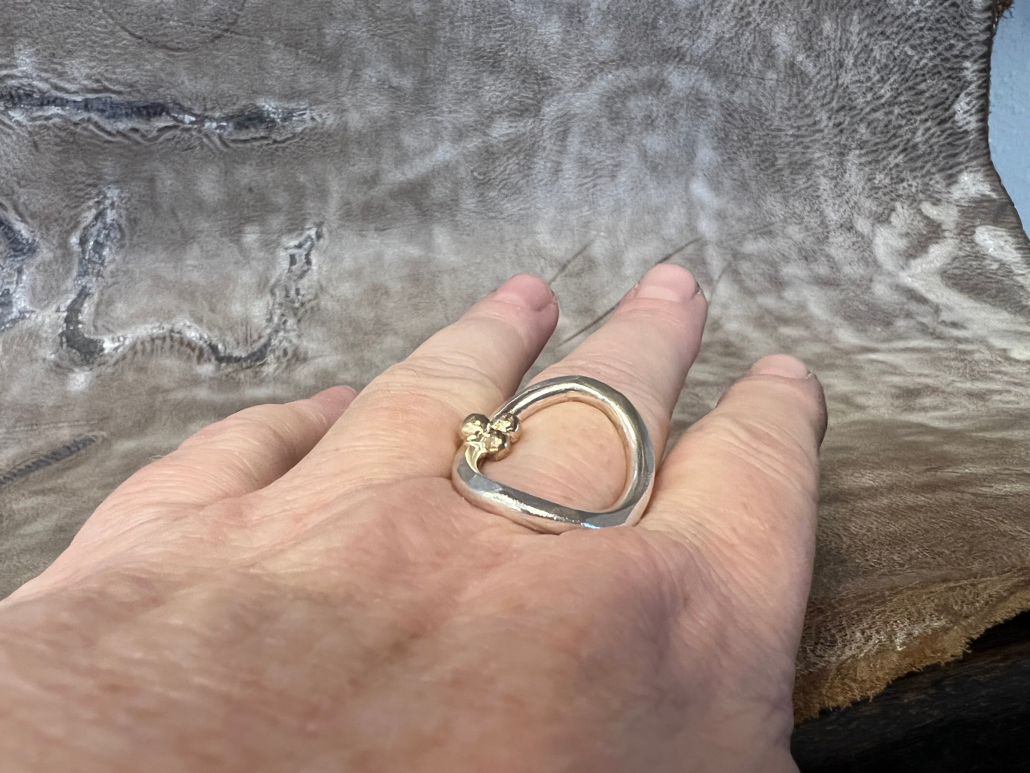 Open Wawe håndlavet rustik ring - med guldkugler
