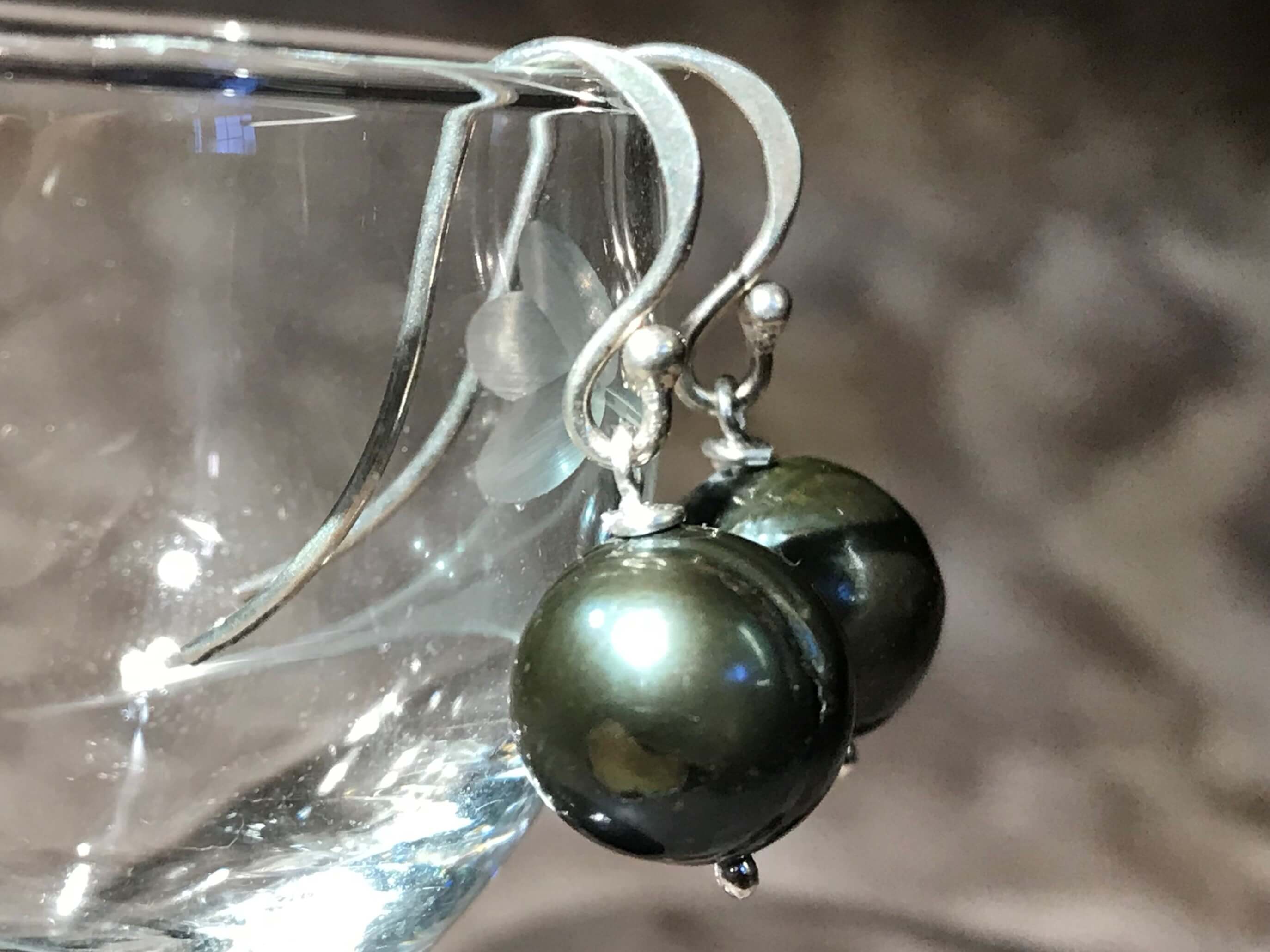 Øreringe med olivengrøn ferskvandsperle