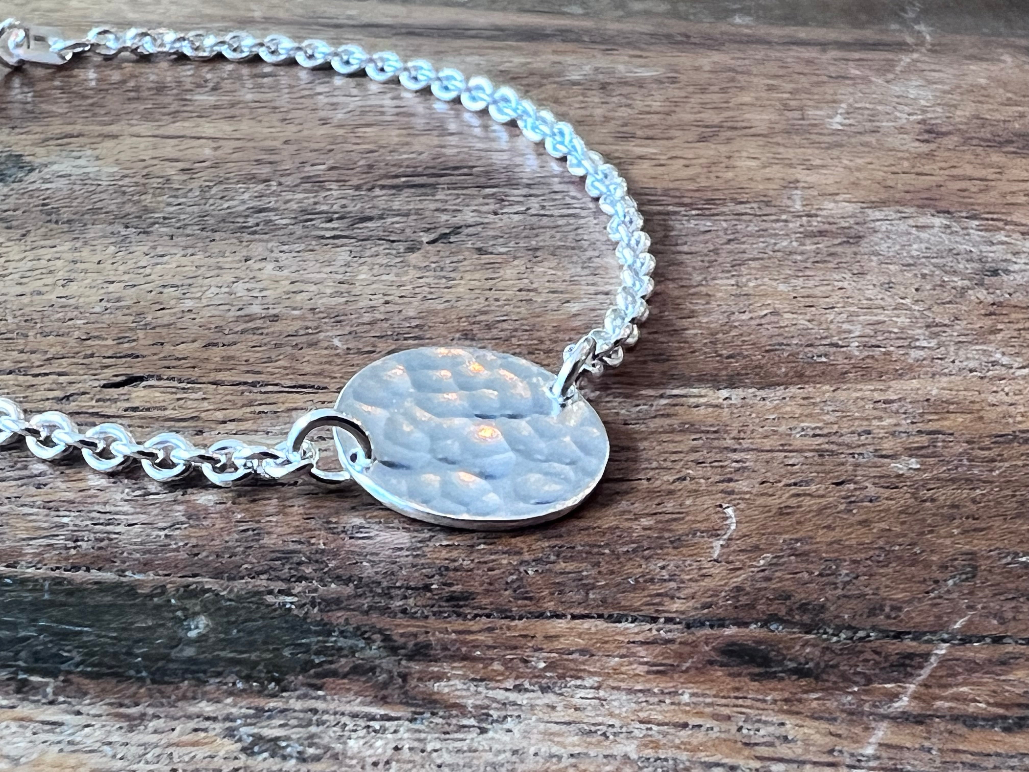 Armbånd med tag - med stemplede 3 bogstaver/tal eller blank