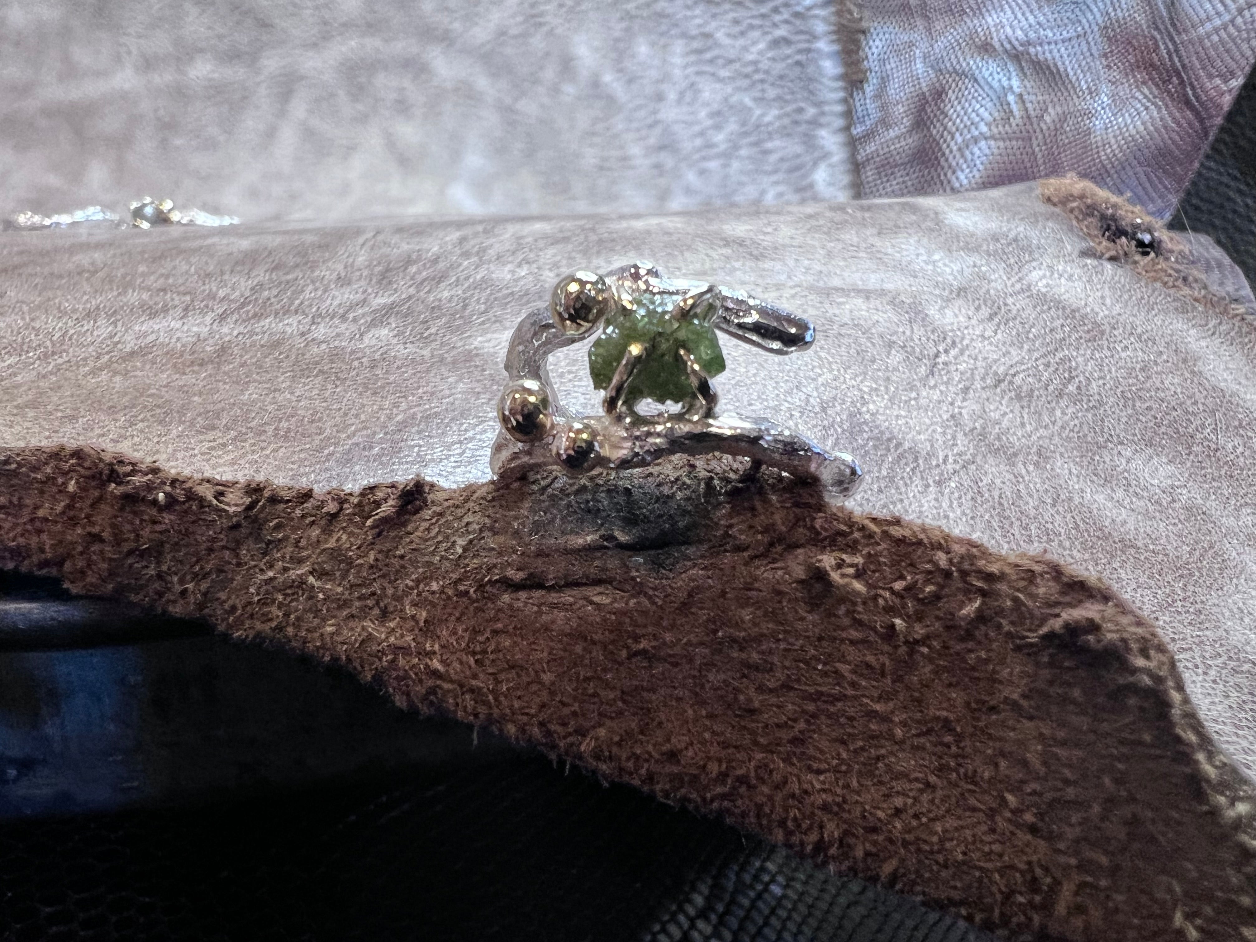 Havtorn ring rå sølv ring med rådiamant og guldkugler