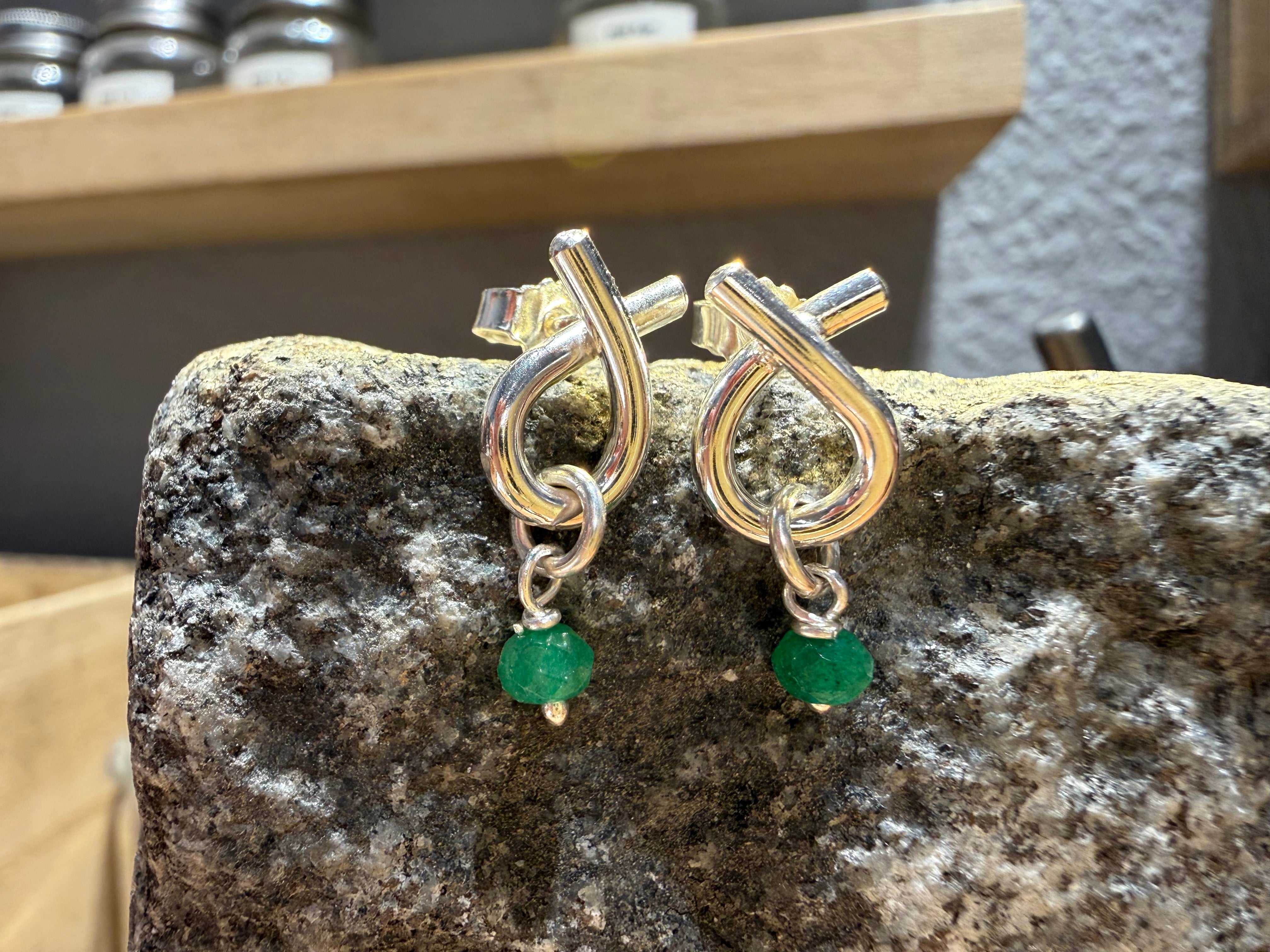 Sløjfe øreringe med smaragd perle