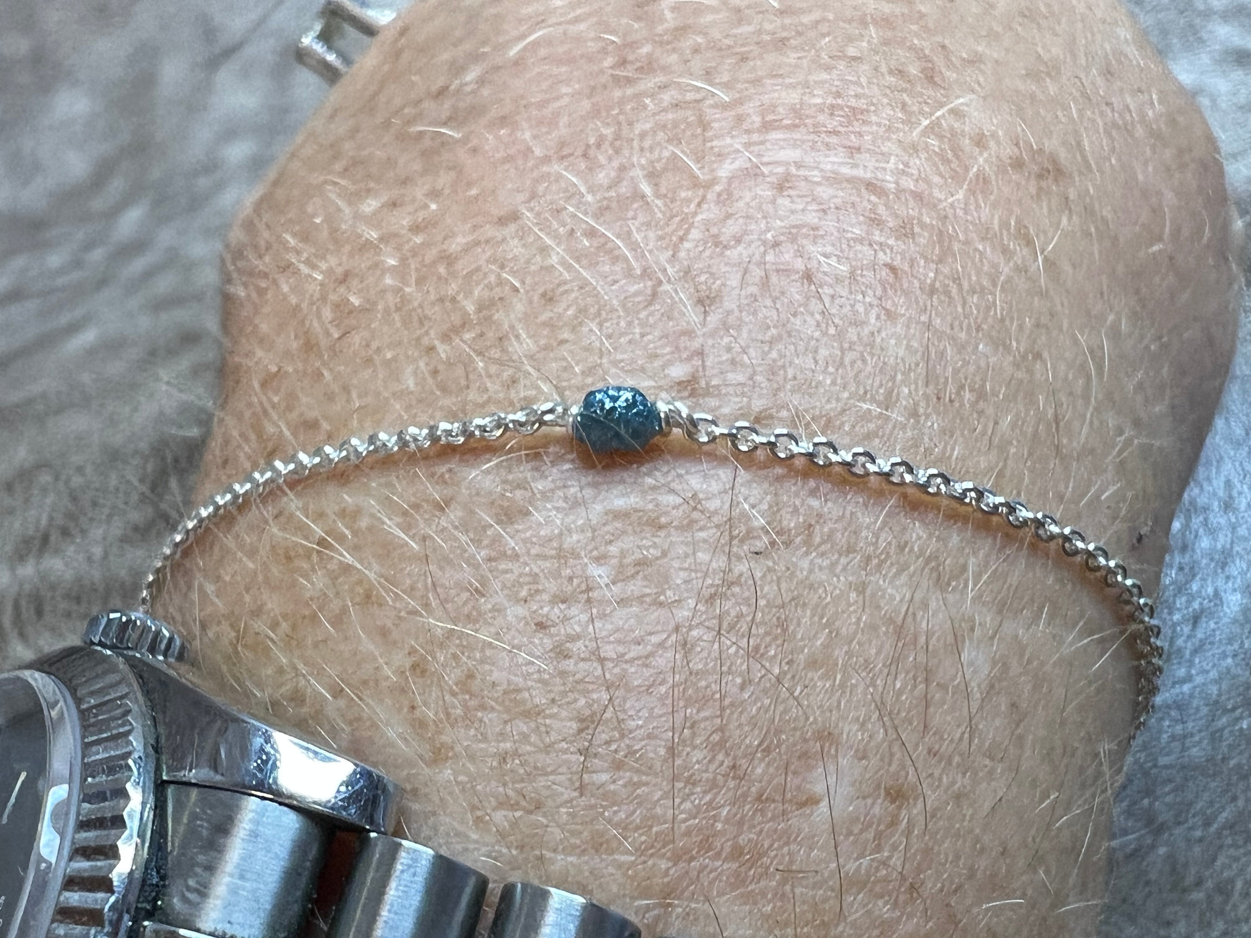 Armbånd i sølv med en blå rå-diamant