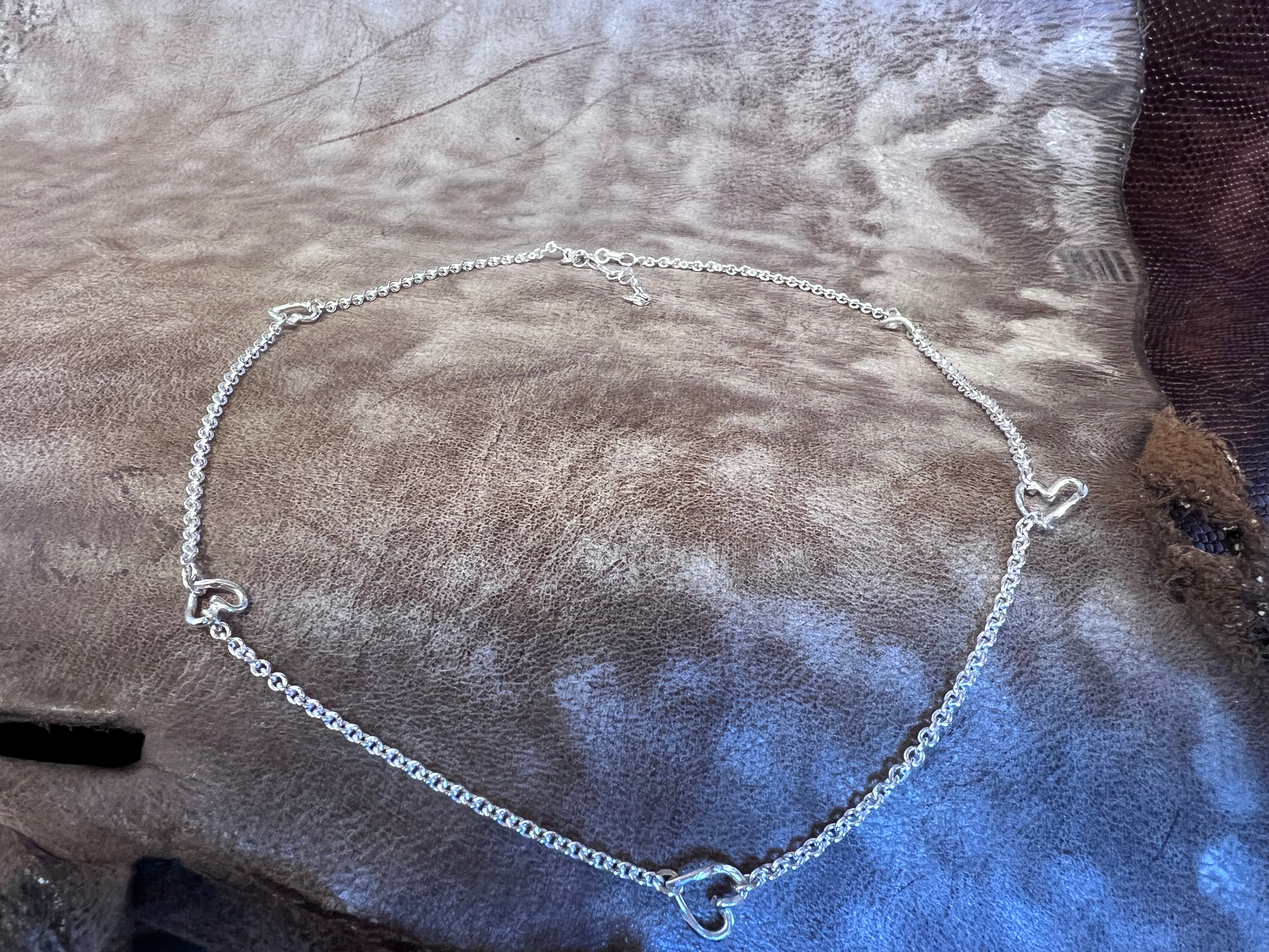 Vesterhavs sølv kæde med 5 skæve hjerte