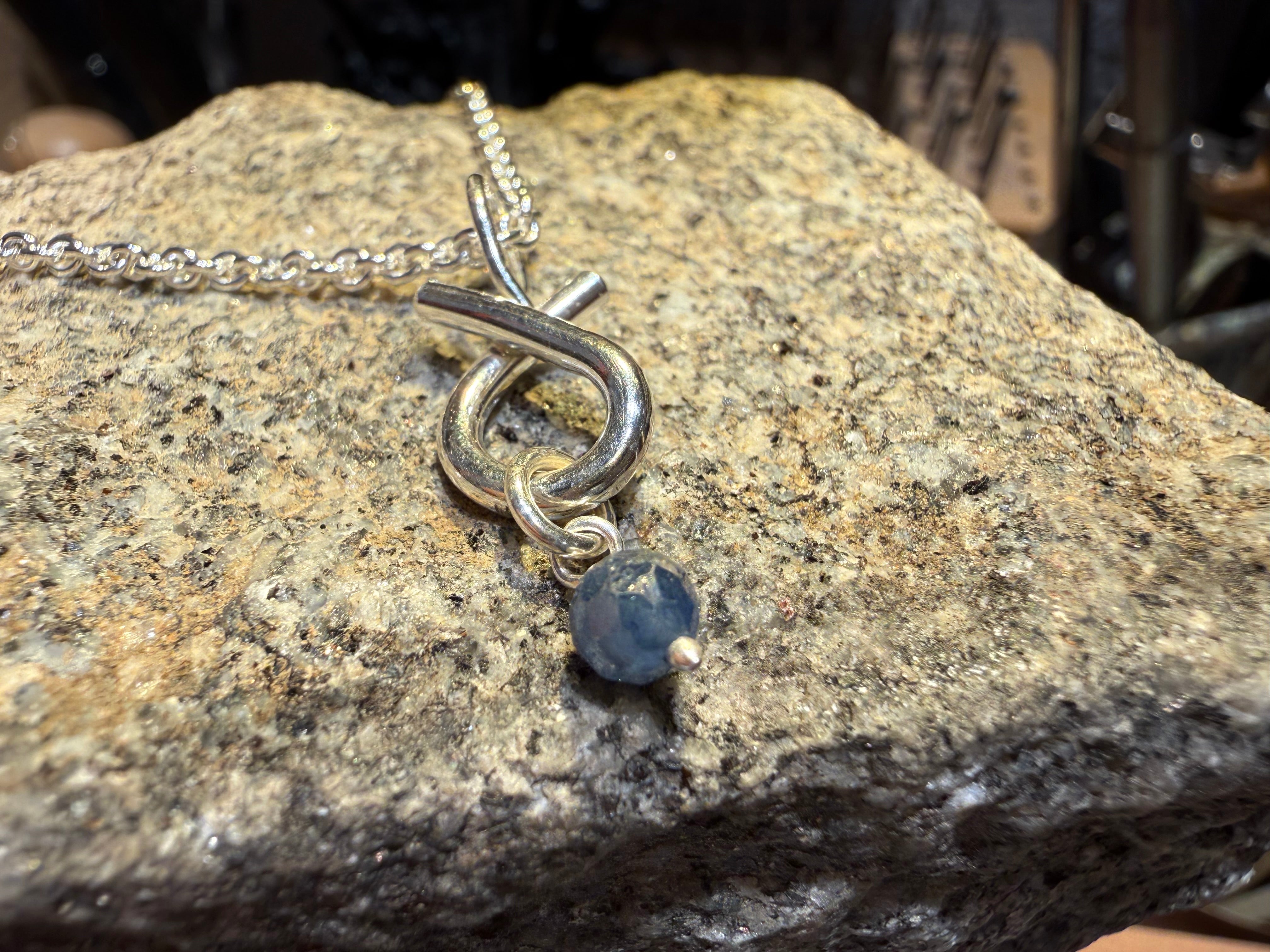 Rustik sløjfe vedhæng i sølv, med safir