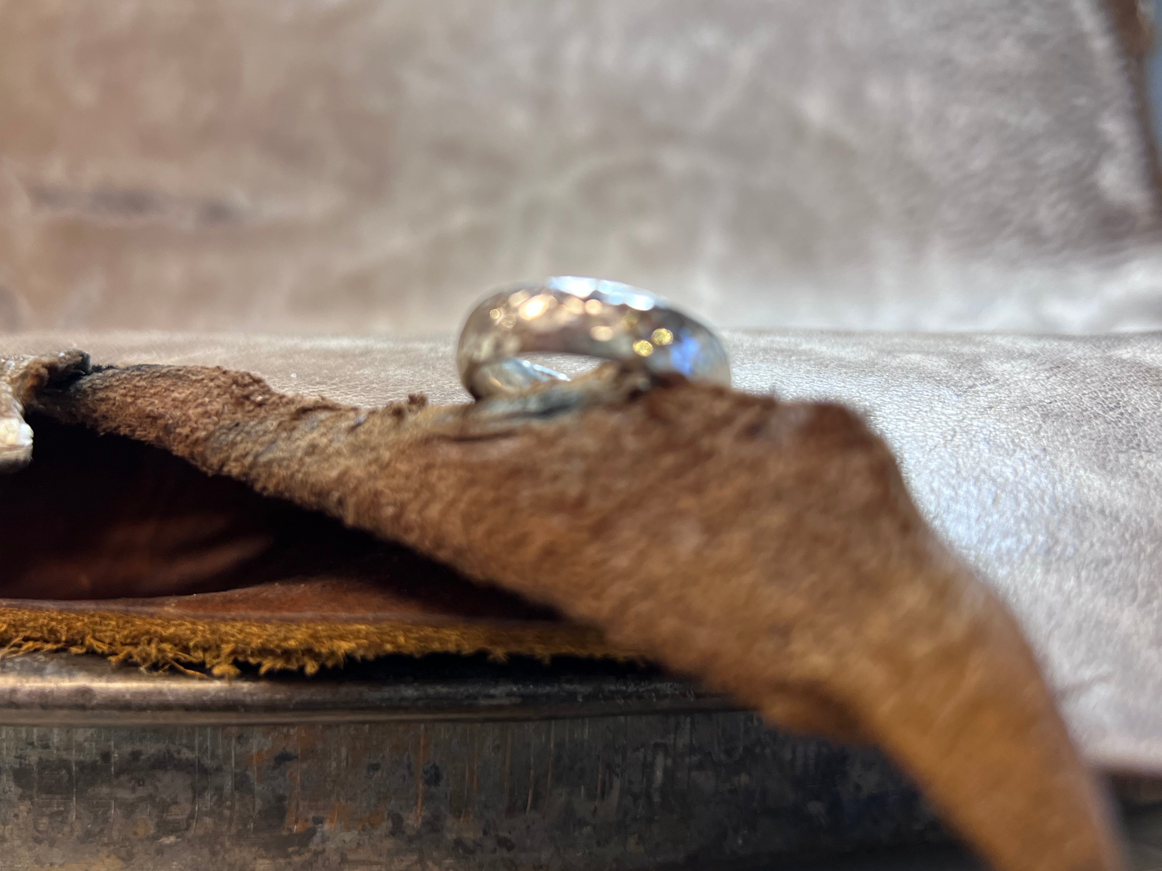 Sølv ring oval 6x3 mm med hammerslået overflade