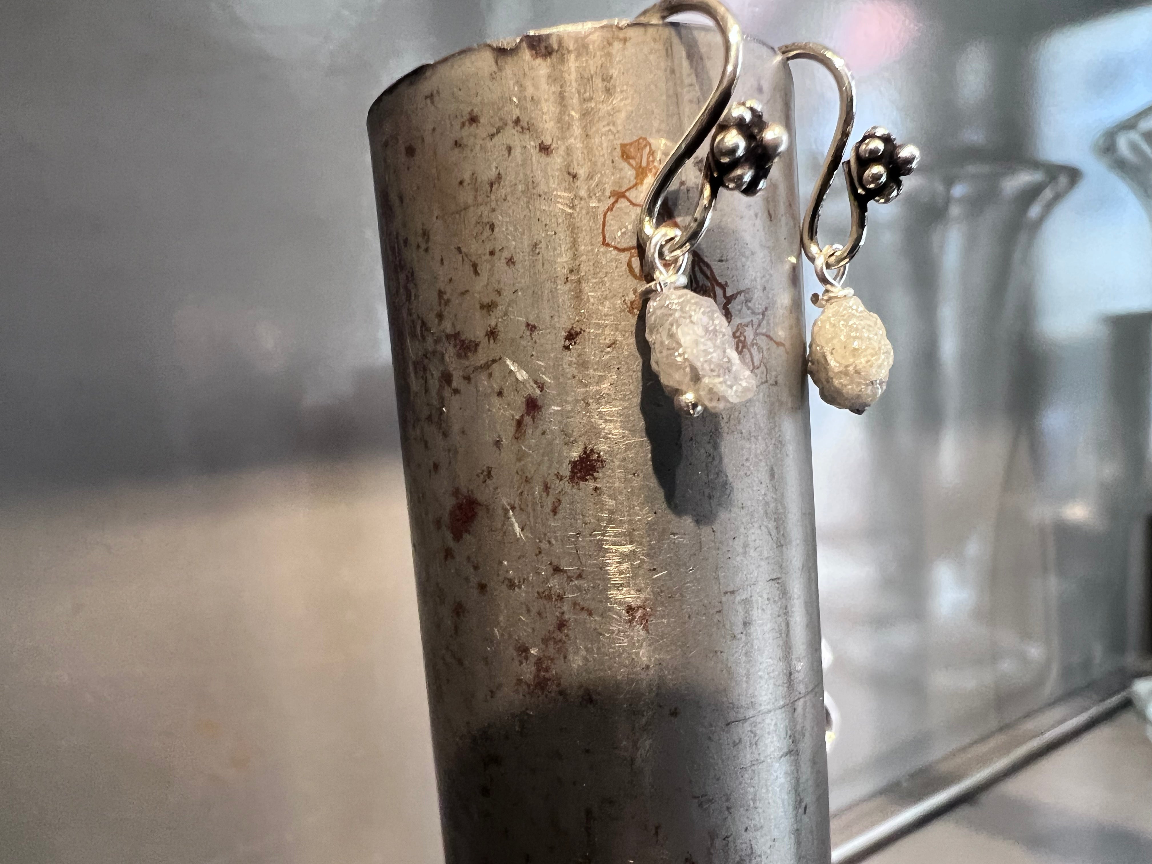 Ørehænger med rå diamanter