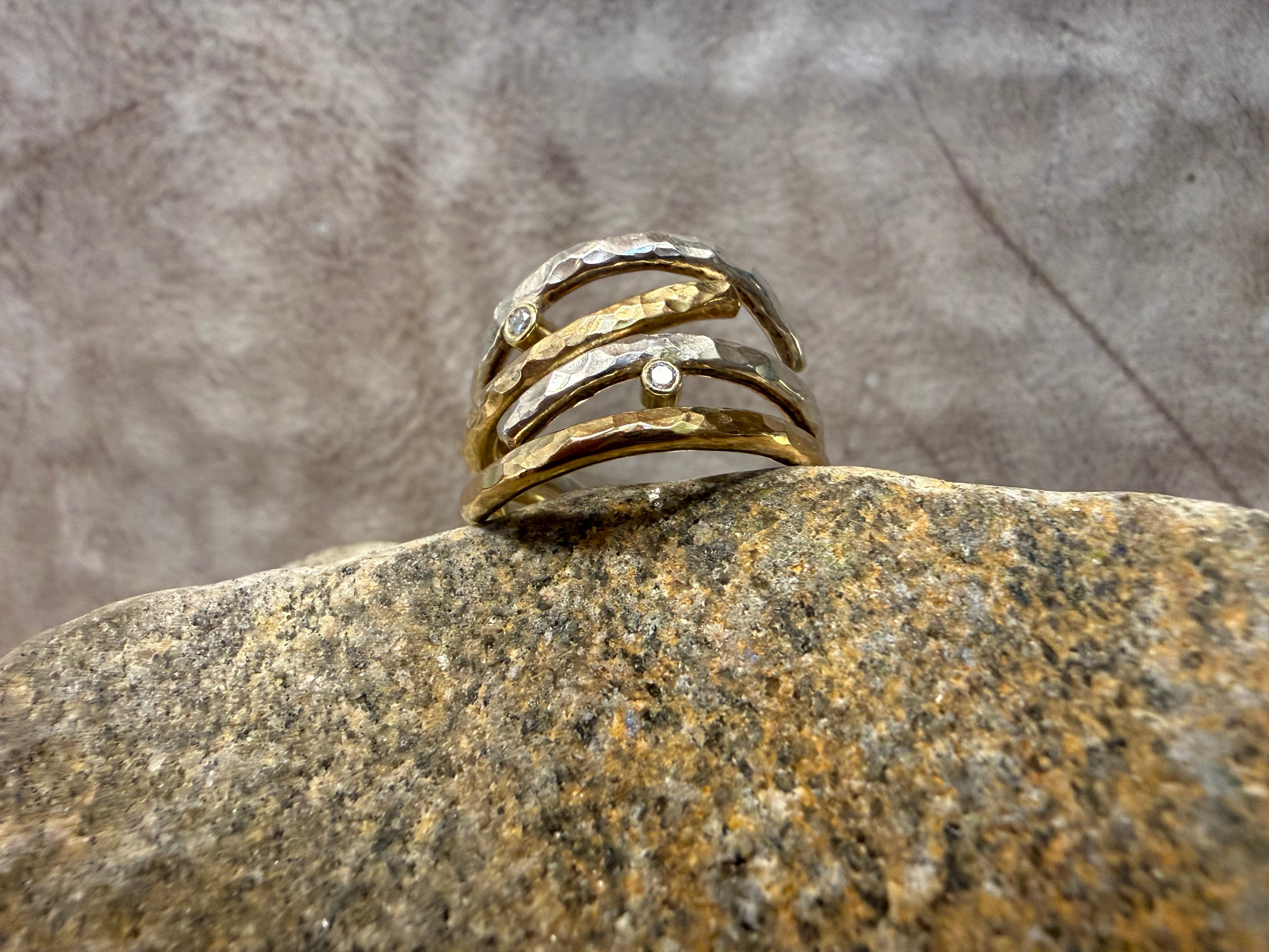 Elegant hammerslået ring i guld og sølv